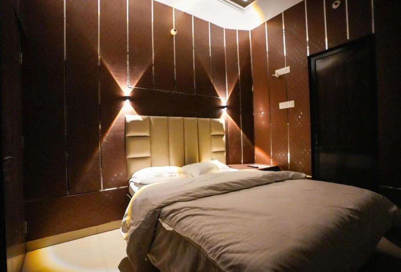 Bedroom, Bed in Hotel Blessing Inn