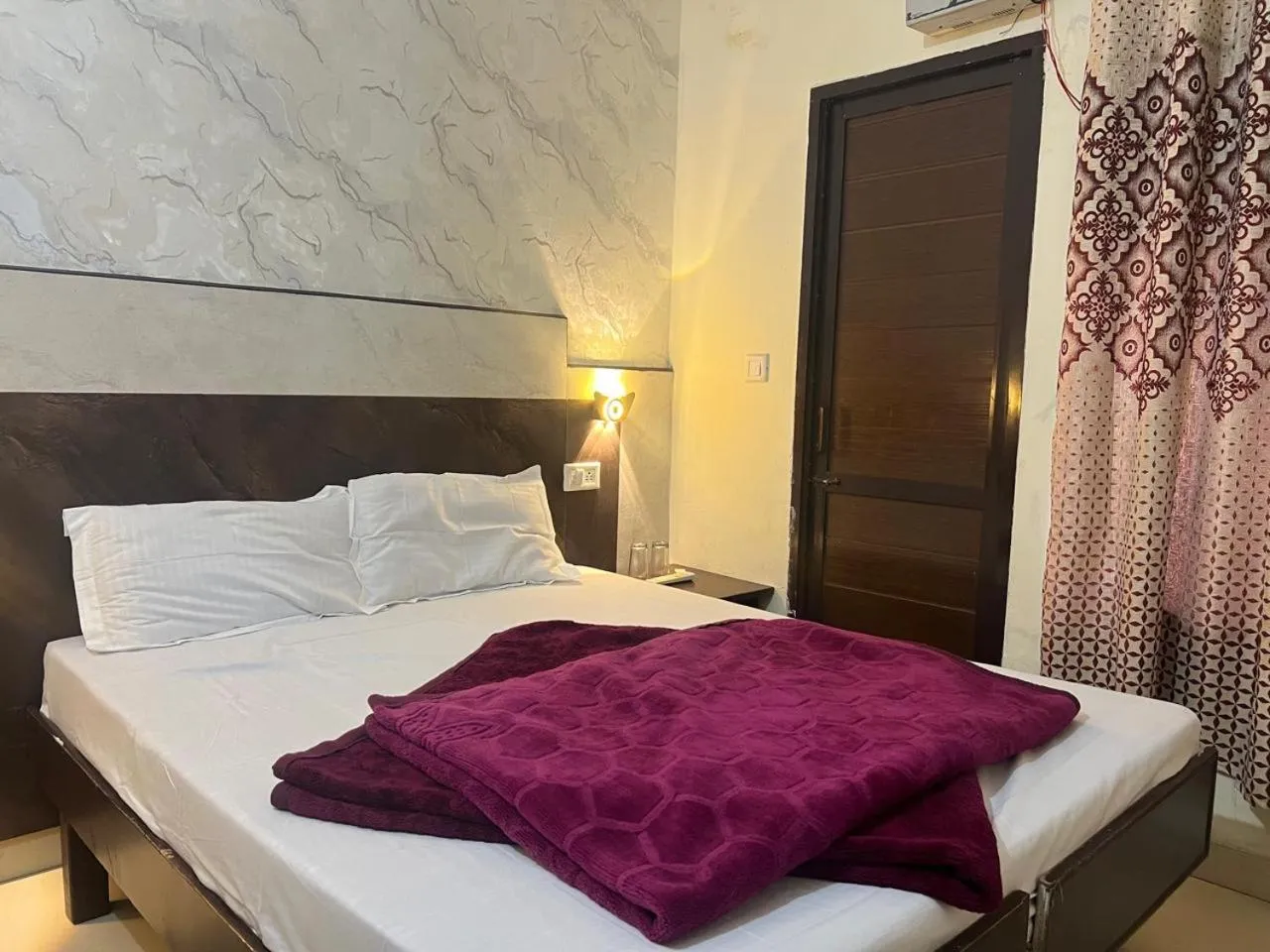 Bed in Hotel Blessing Inn