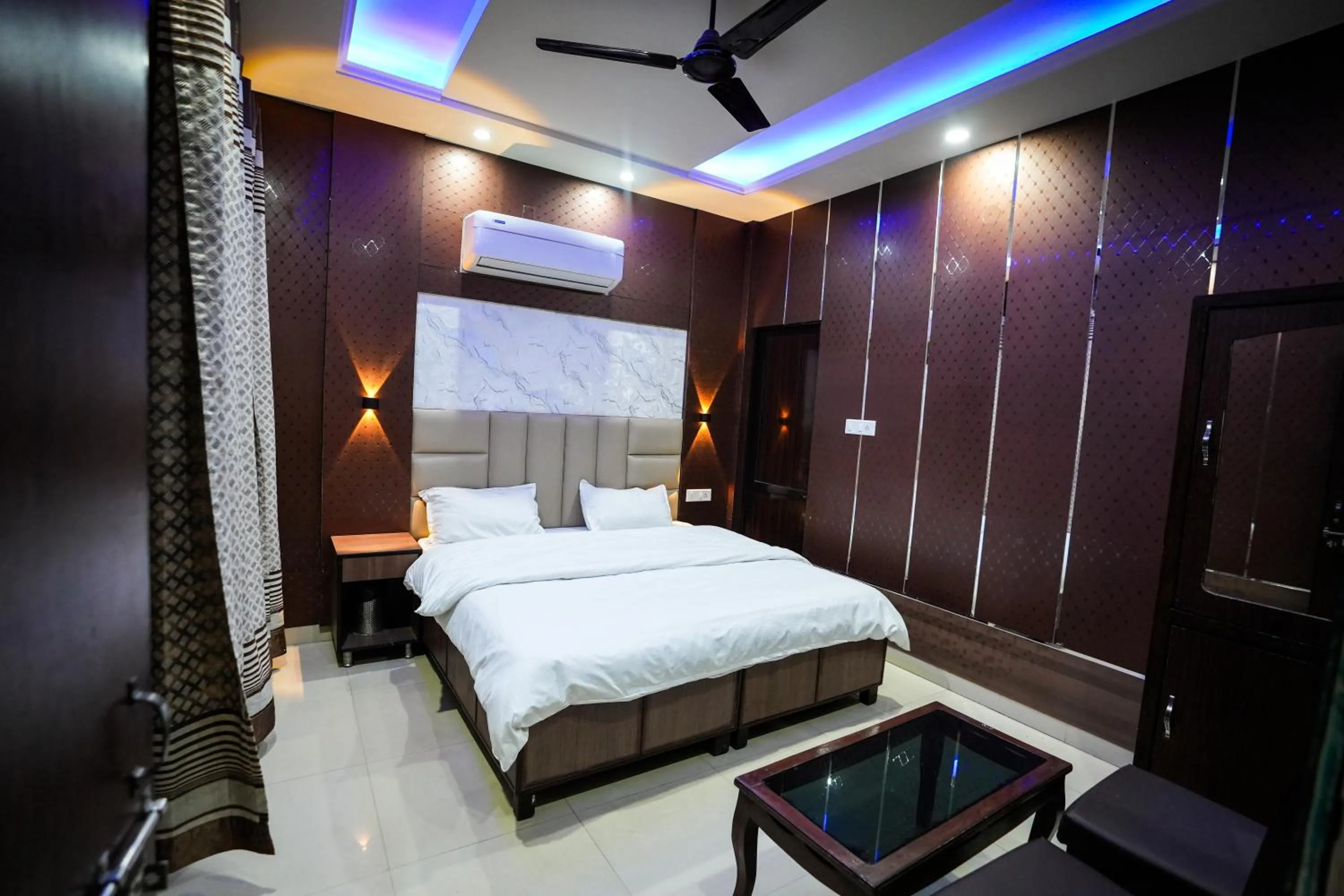 Bed in Hotel Blessing Inn