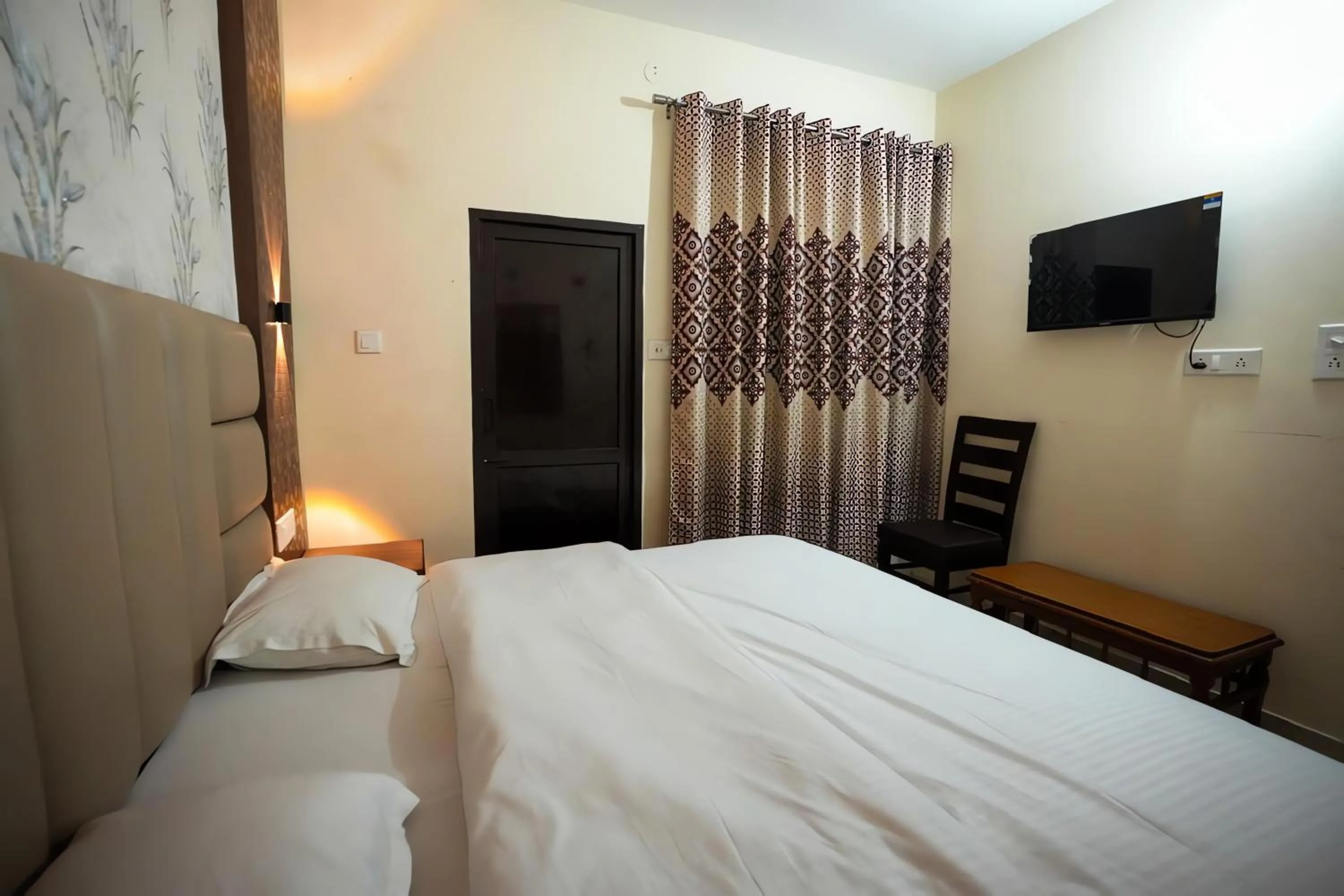 Communal lounge/ TV room, Bed in Hotel Blessing Inn