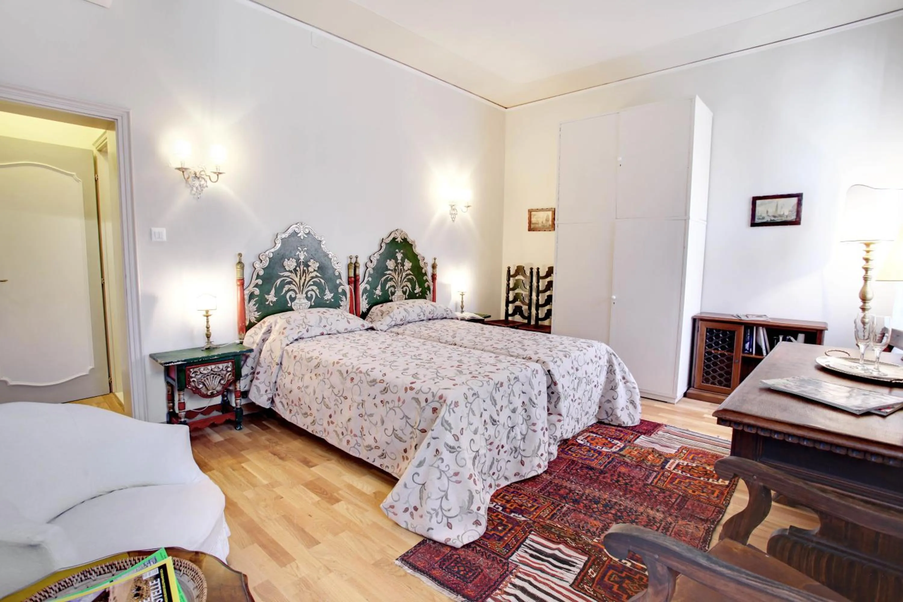 Bedroom, Bed in Canale