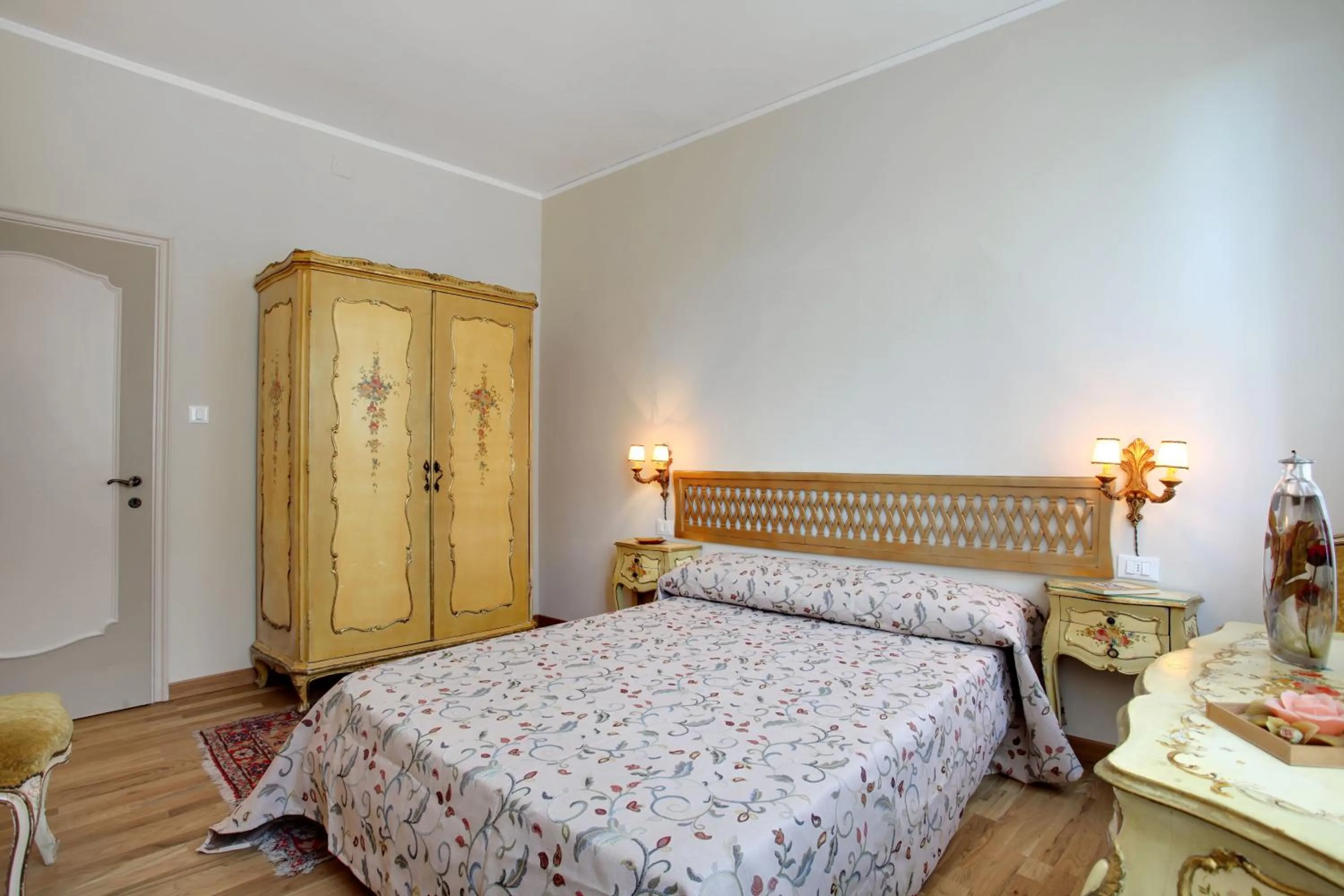 Bedroom, Bed in Canale