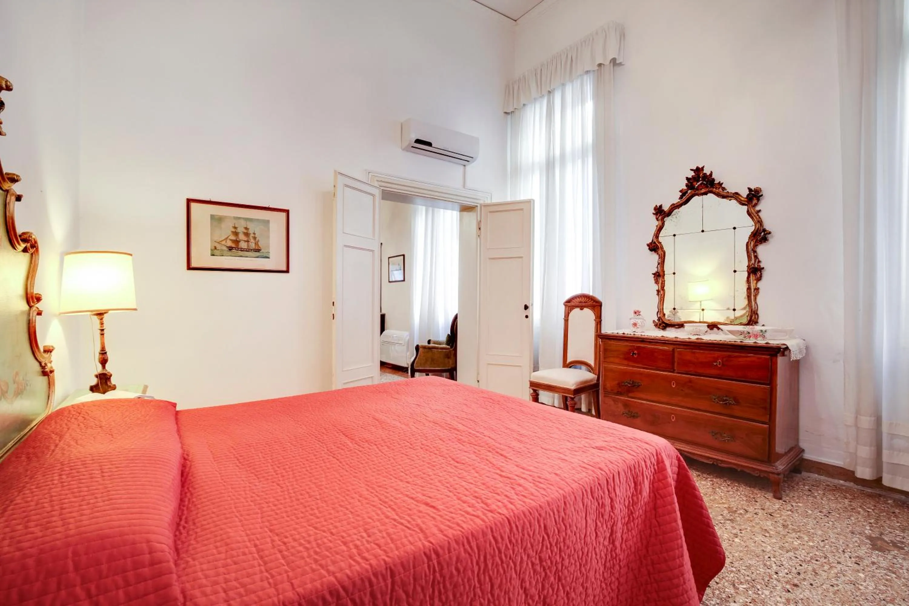 Bedroom, Bed in Testa