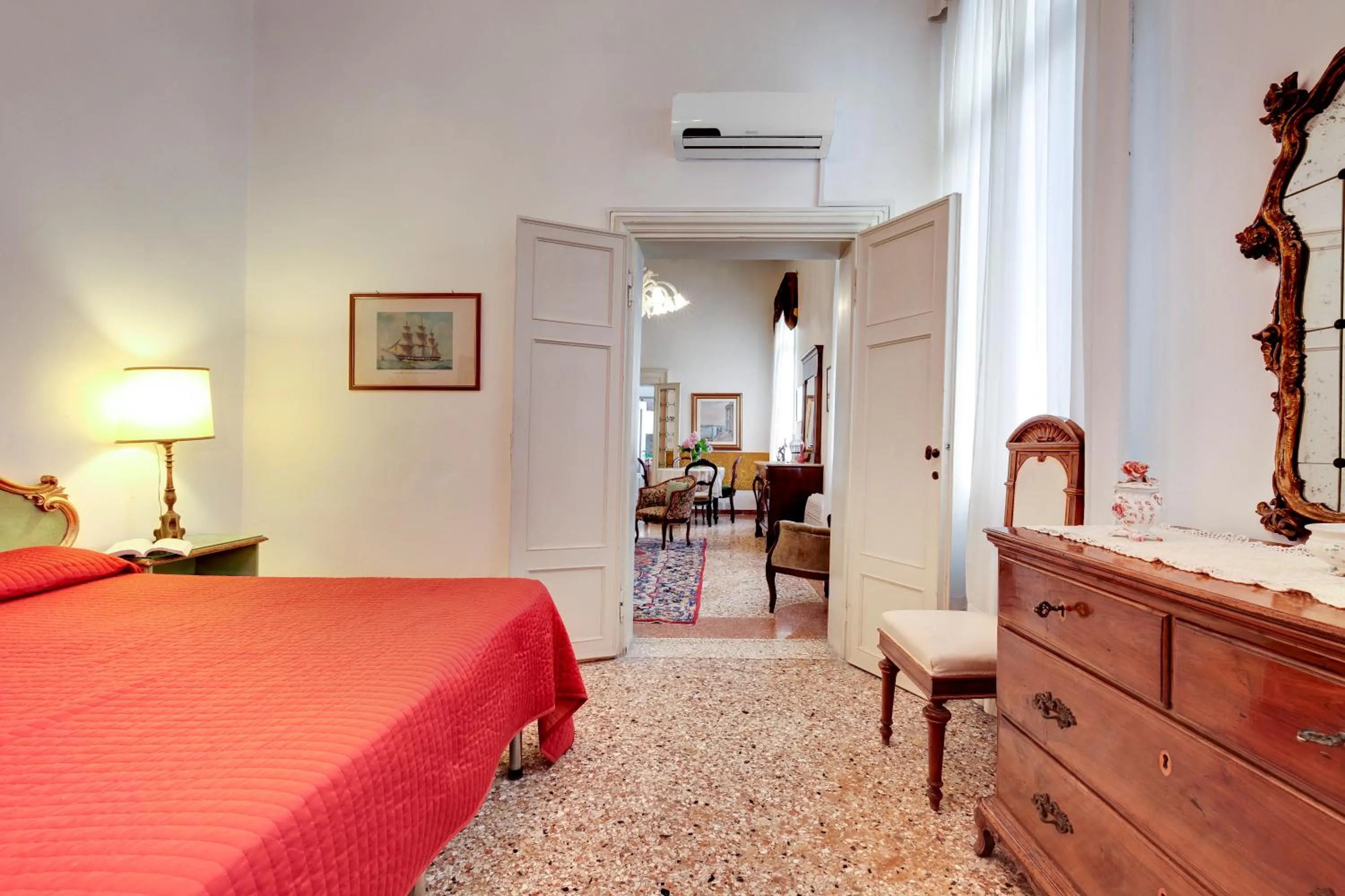 Bedroom, Bed in Testa