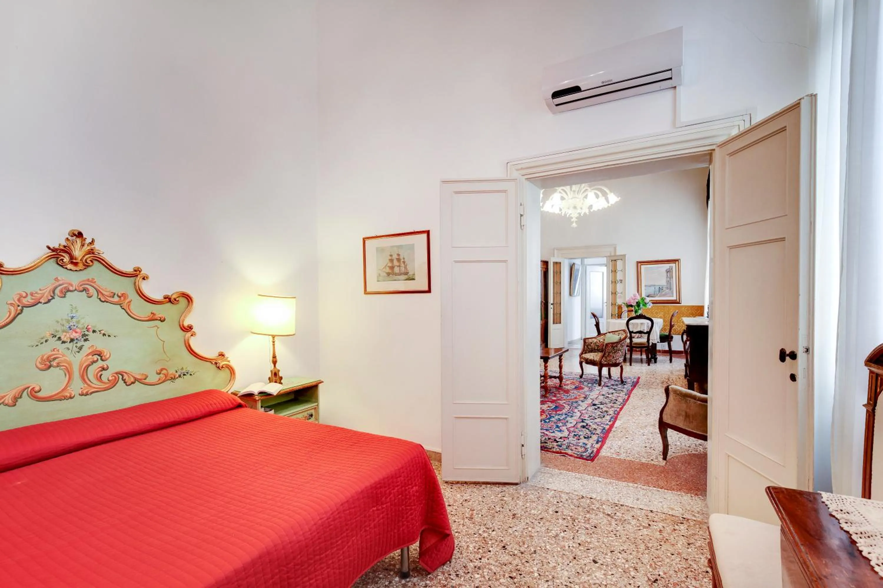 Bedroom, Bed in Testa