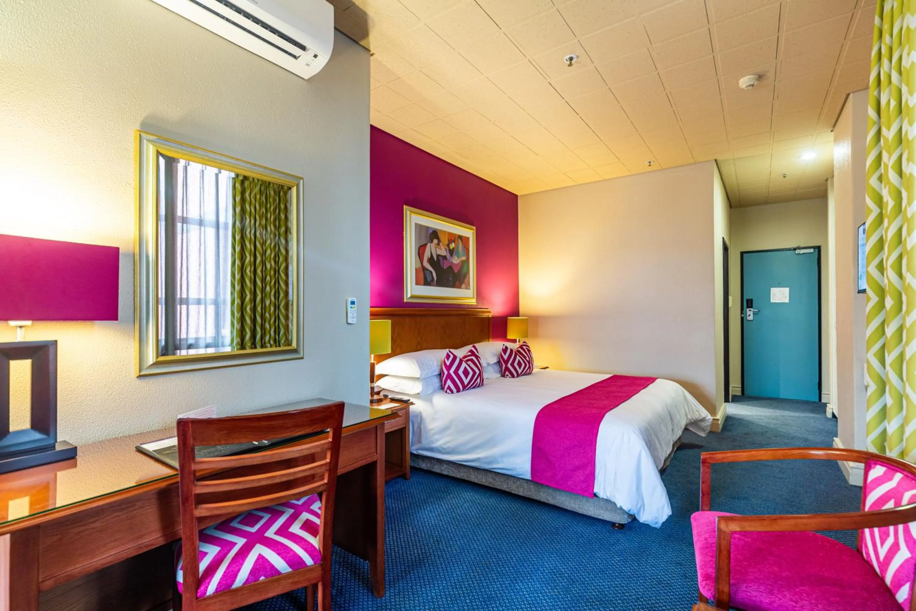 Bedroom, Bed in Cape Town Lodge Hotel