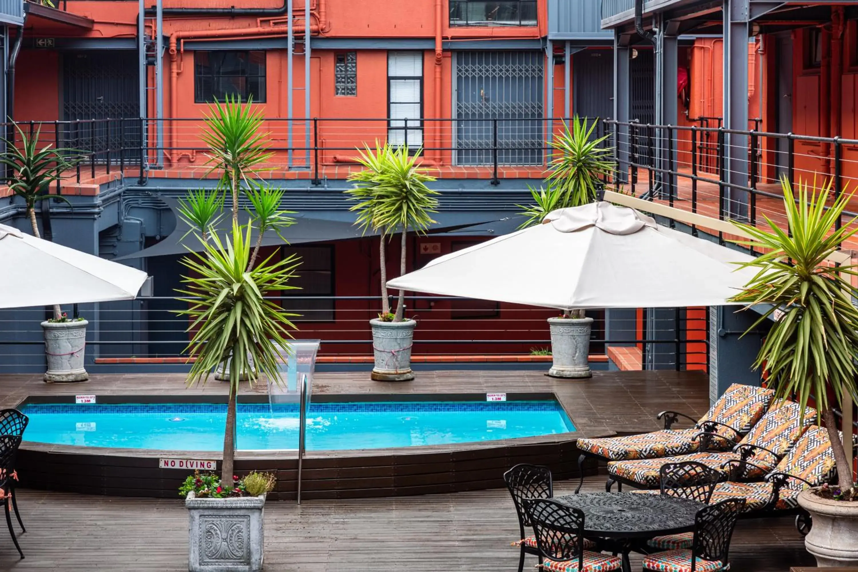 Swimming pool in Cape Town Lodge Hotel Swimming pool in Cape Town Lodge Hotel