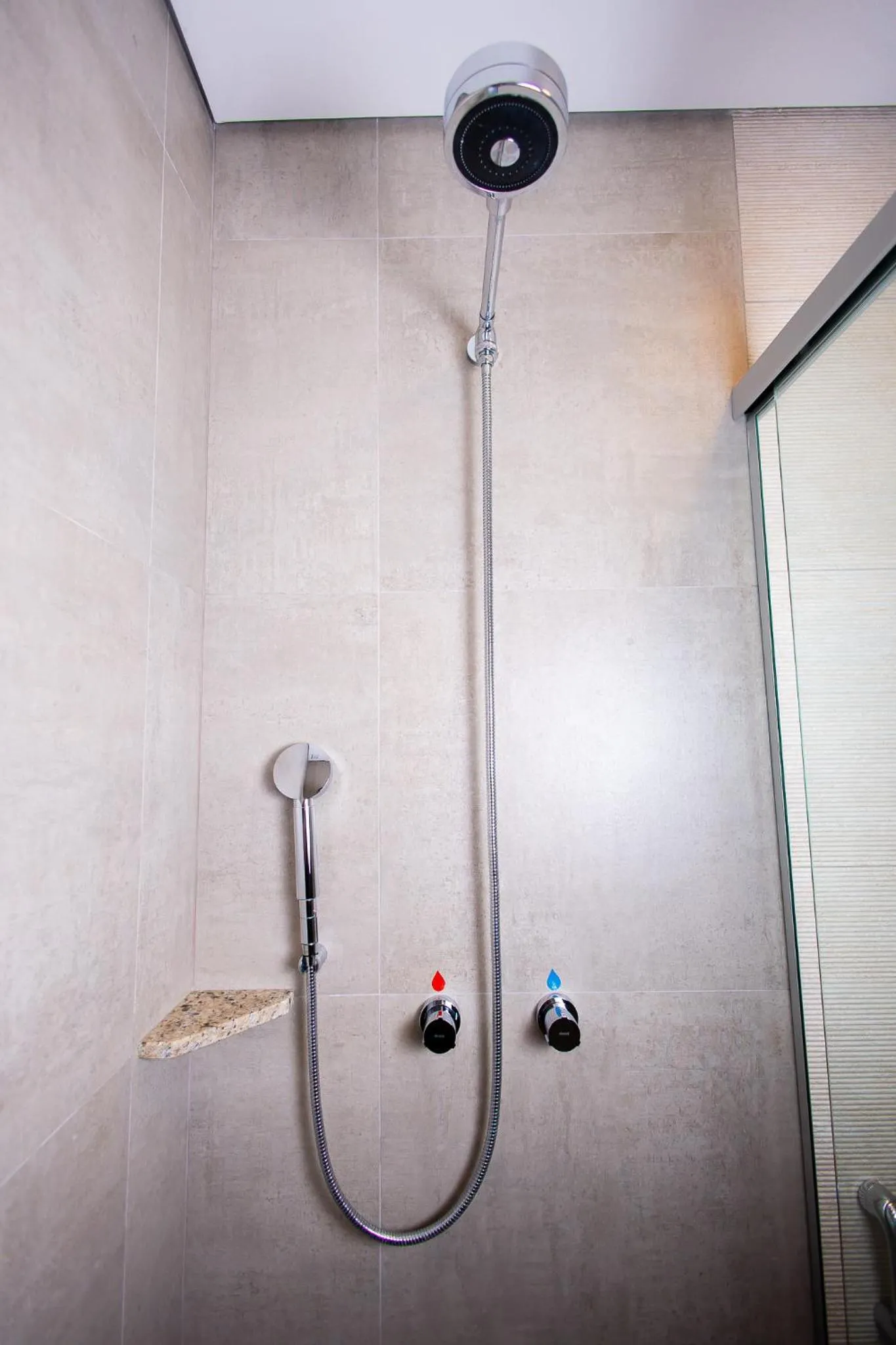 Shower in Liwe Hotels