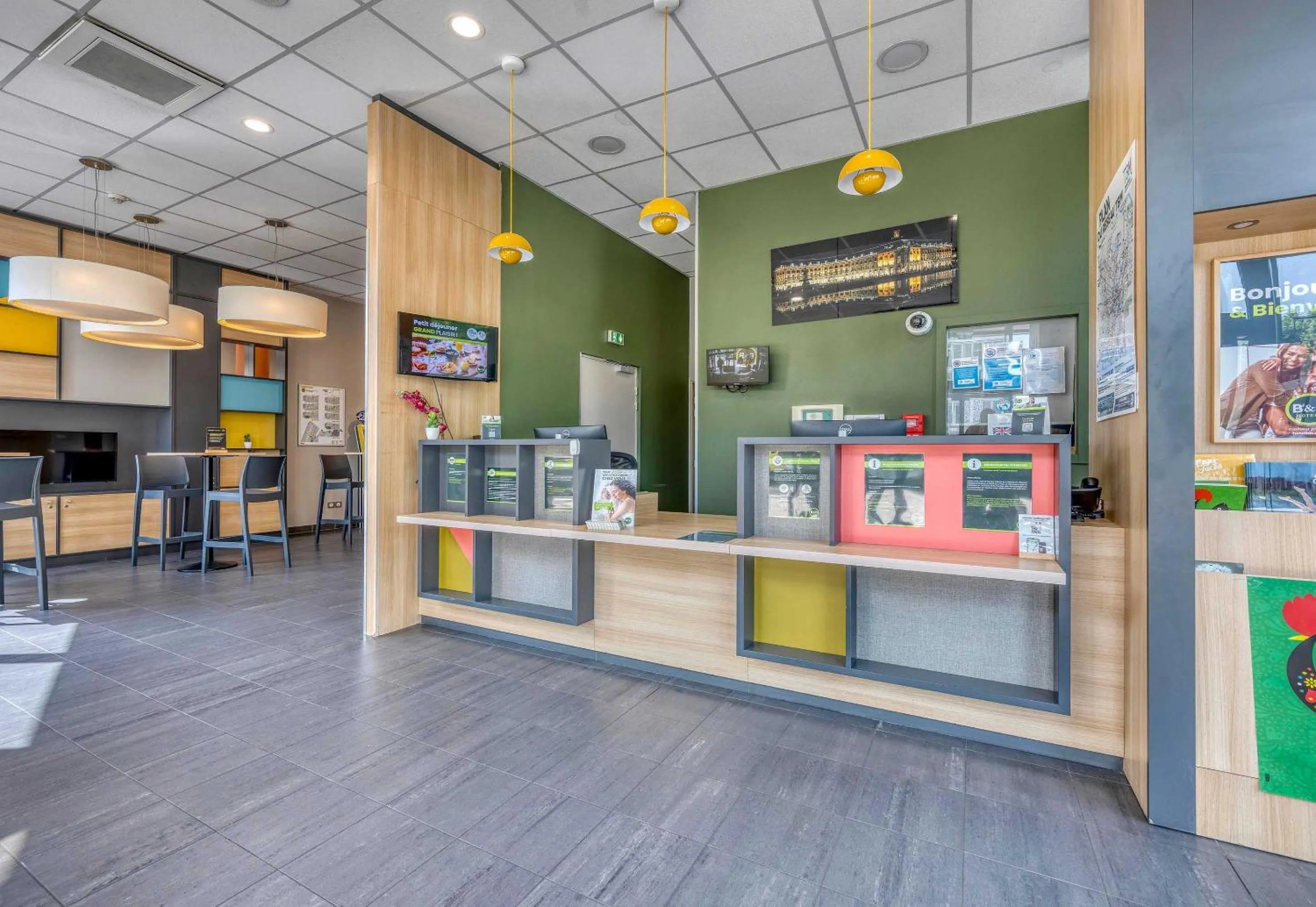 Lobby or reception in B&B HOTEL Bordeaux Centre Bègles