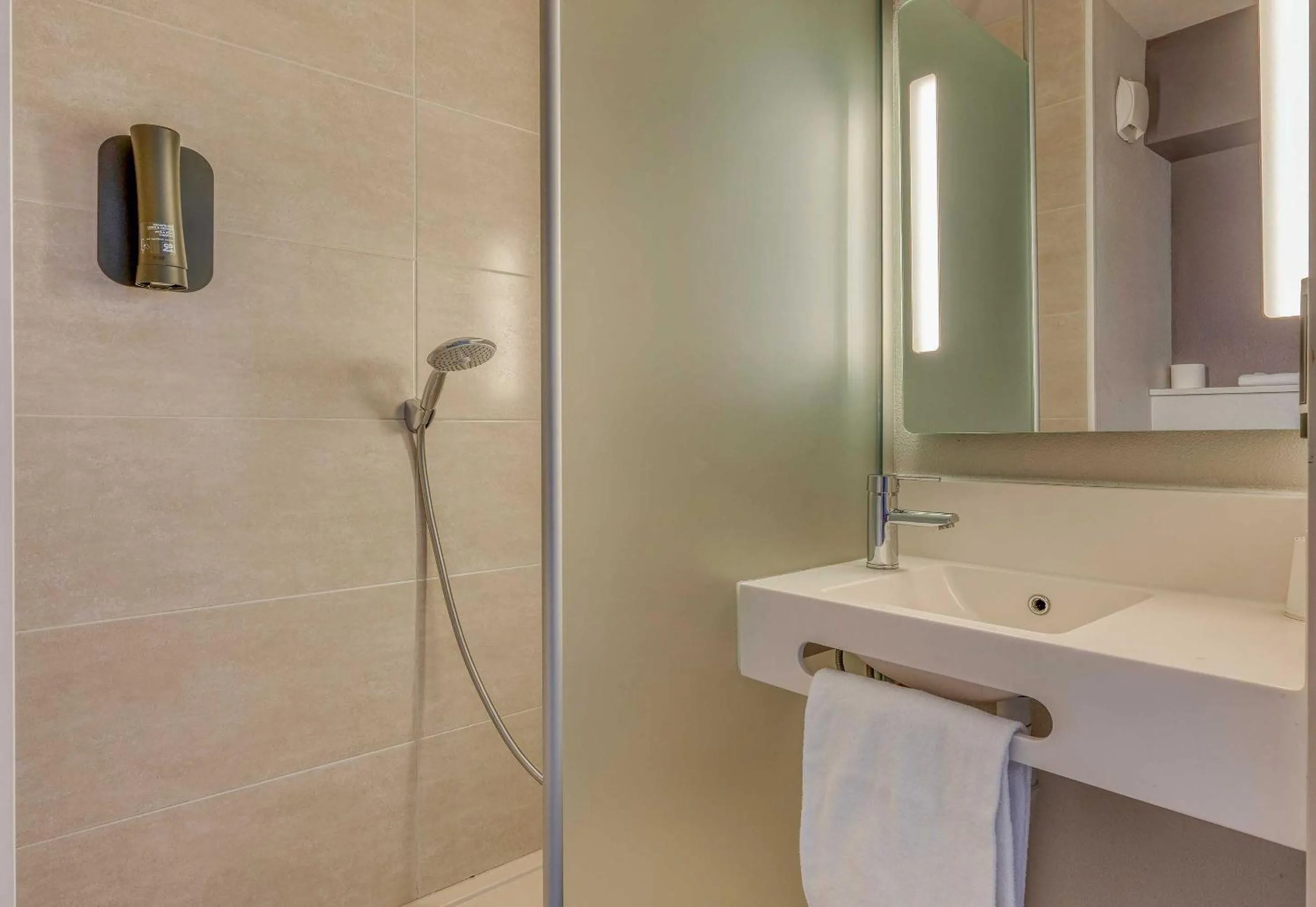 Bathroom in B&B HOTEL Bordeaux Centre Bègles