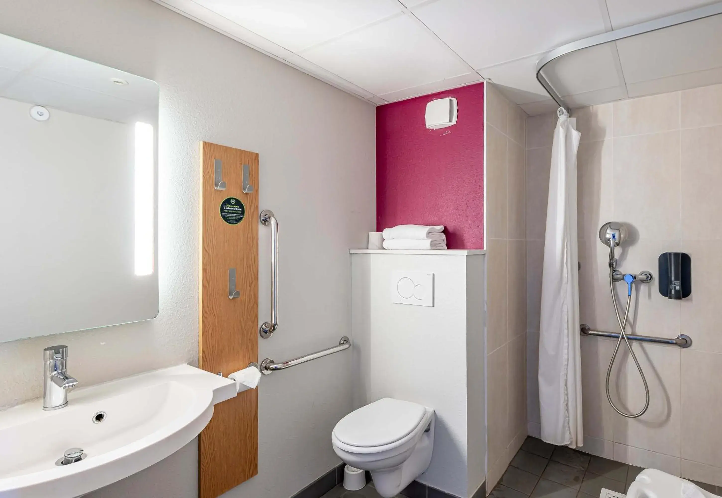 Double Room - Disability Access in B&B HOTEL Bordeaux Centre Bègles Double Room - Disability Access in B&B HOTEL Bordeaux Centre Bègles