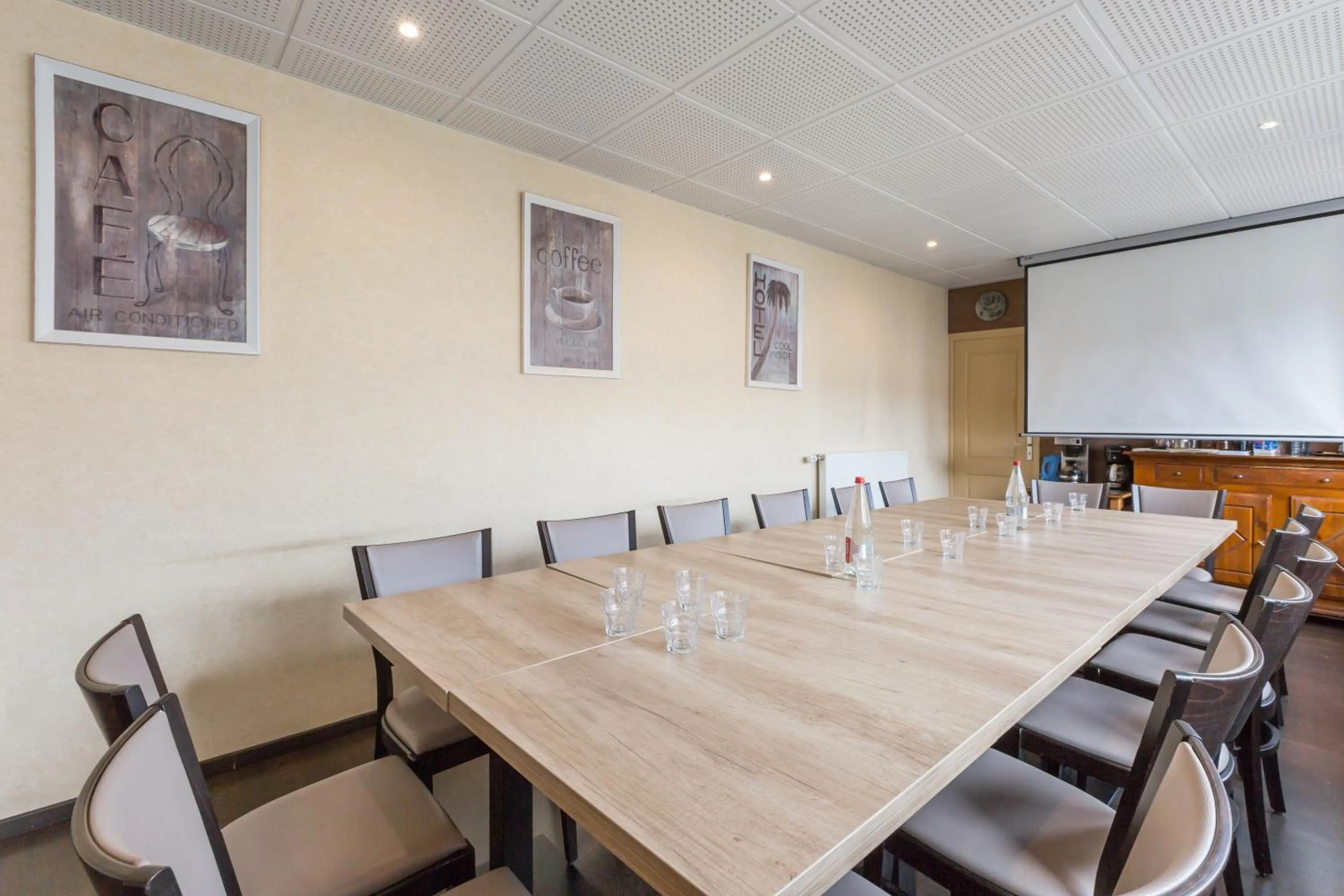 Communal lounge/ TV room in Logis SPA Hotel Restaurant De La Poste