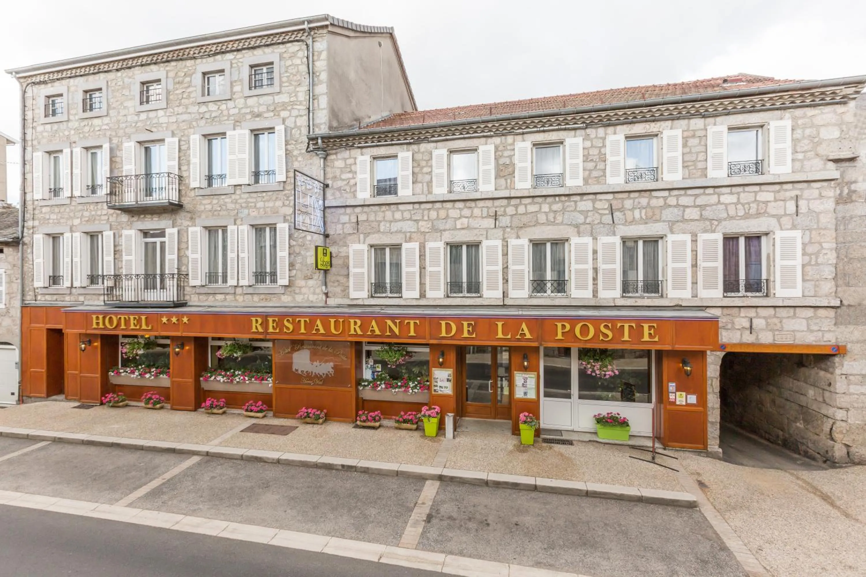 Facade/entrance in Logis SPA Hotel Restaurant De La Poste