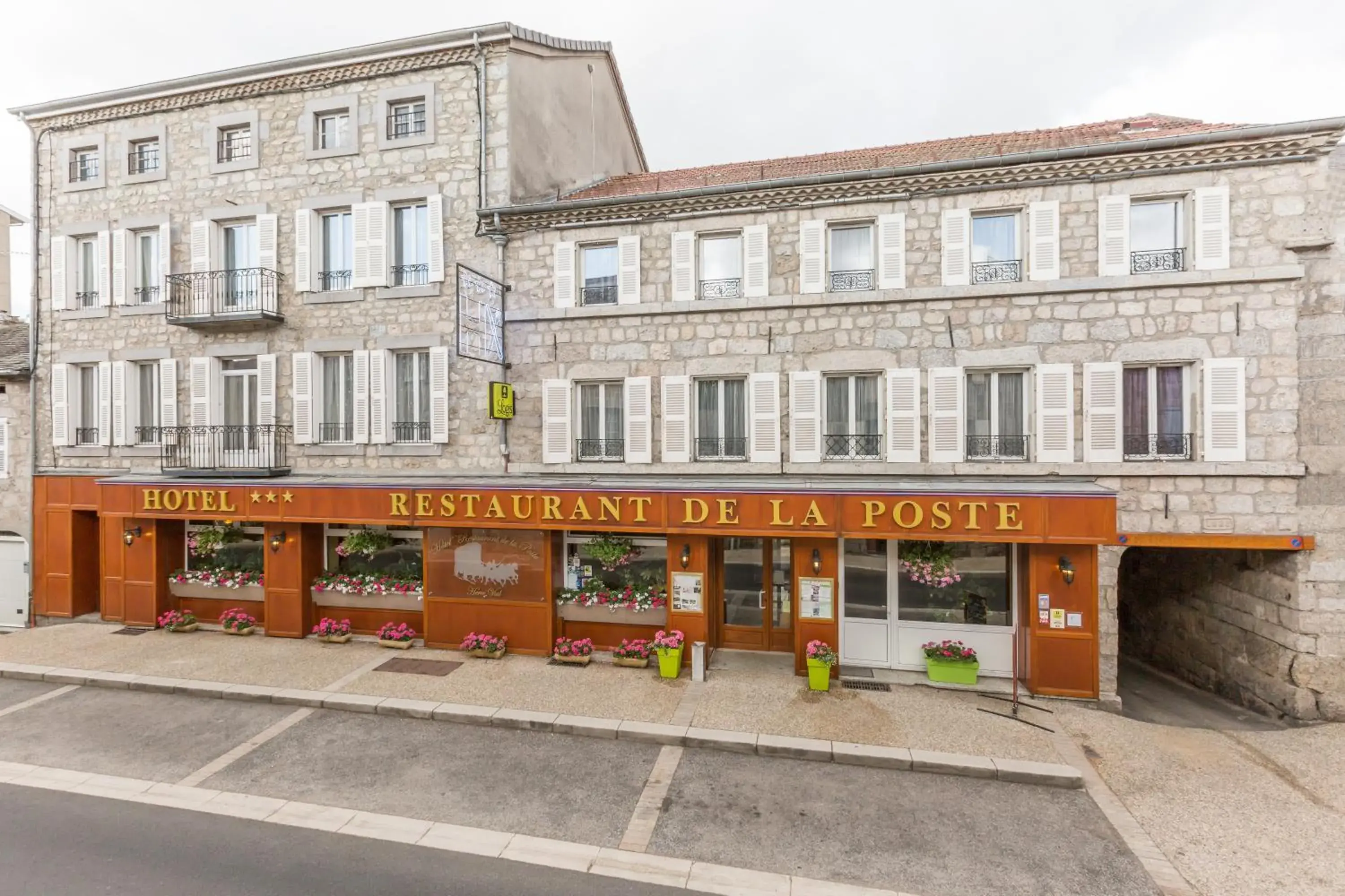 Facade/entrance in Logis SPA Hotel Restaurant De La Poste Facade/entrance in Logis SPA Hotel Restaurant De La Poste