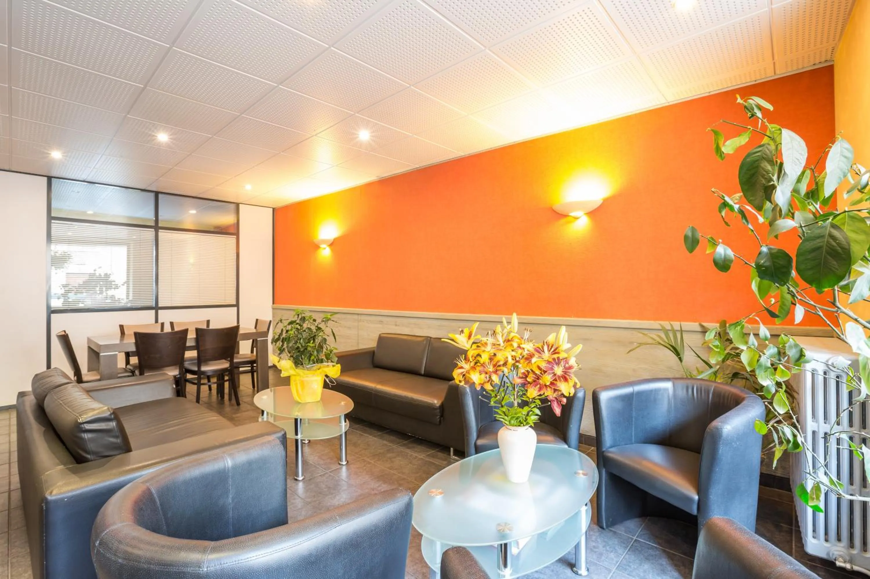 Communal lounge/ TV room in Logis SPA Hotel Restaurant De La Poste