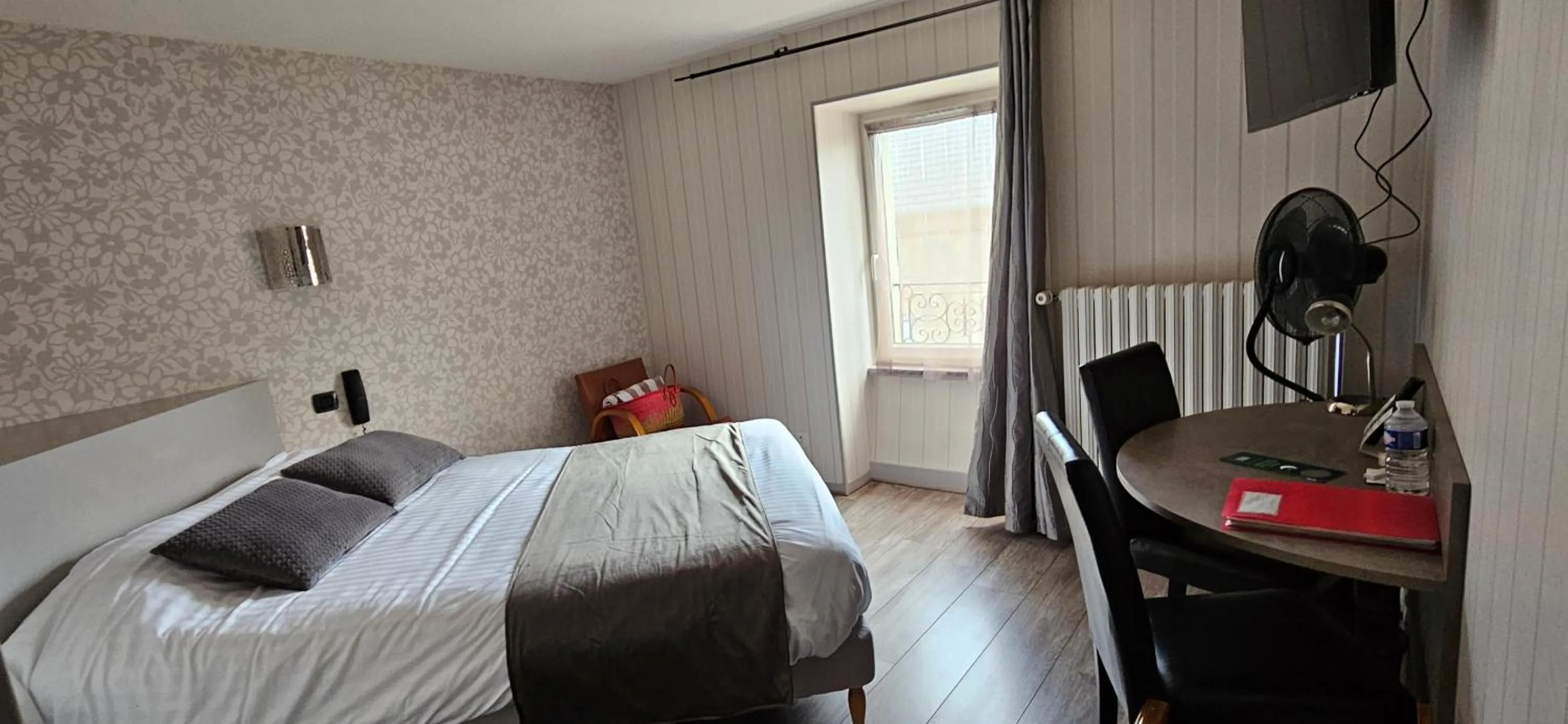 Bed in Logis SPA Hotel Restaurant De La Poste