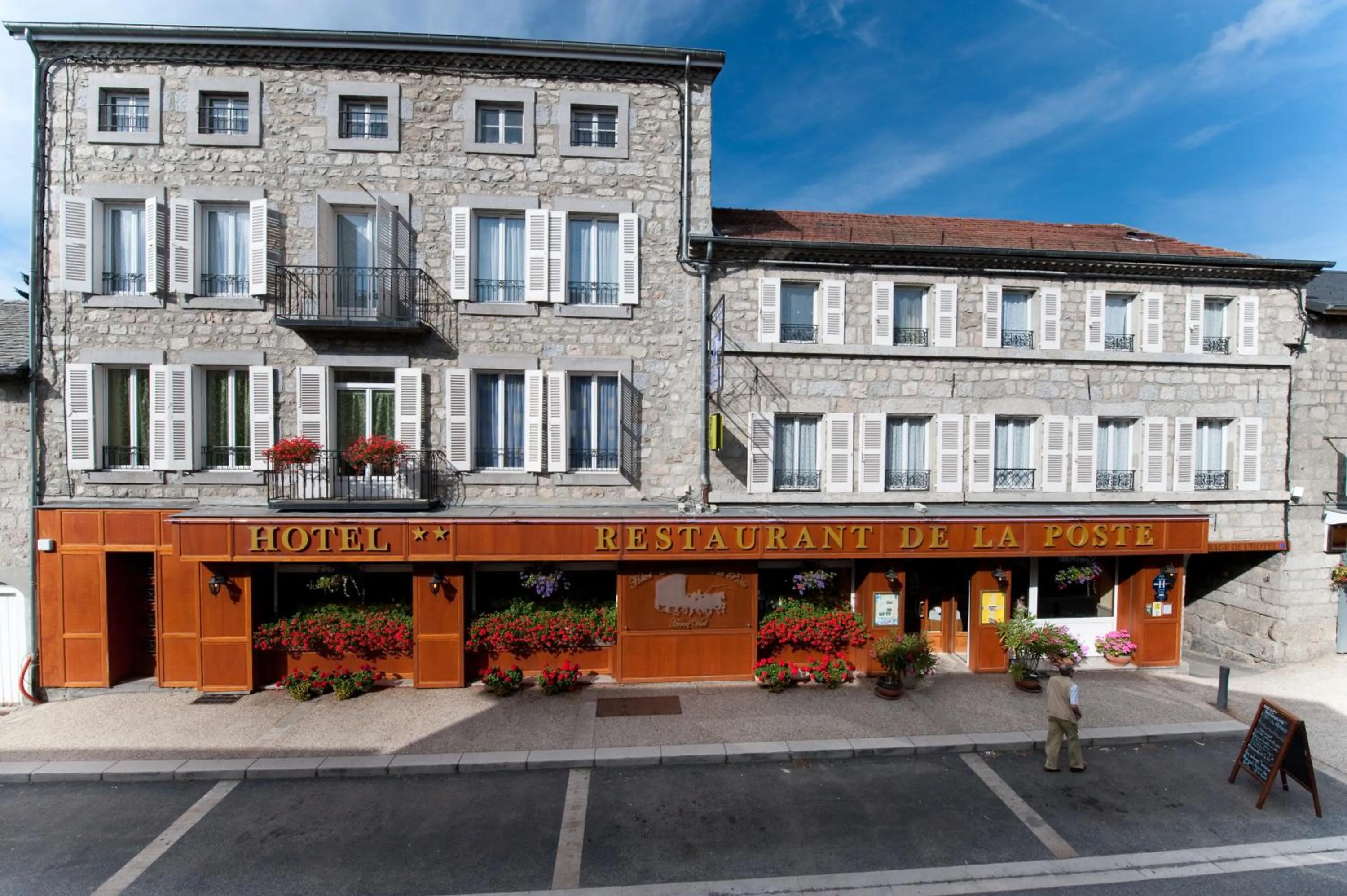 Facade/entrance in Logis SPA Hotel Restaurant De La Poste