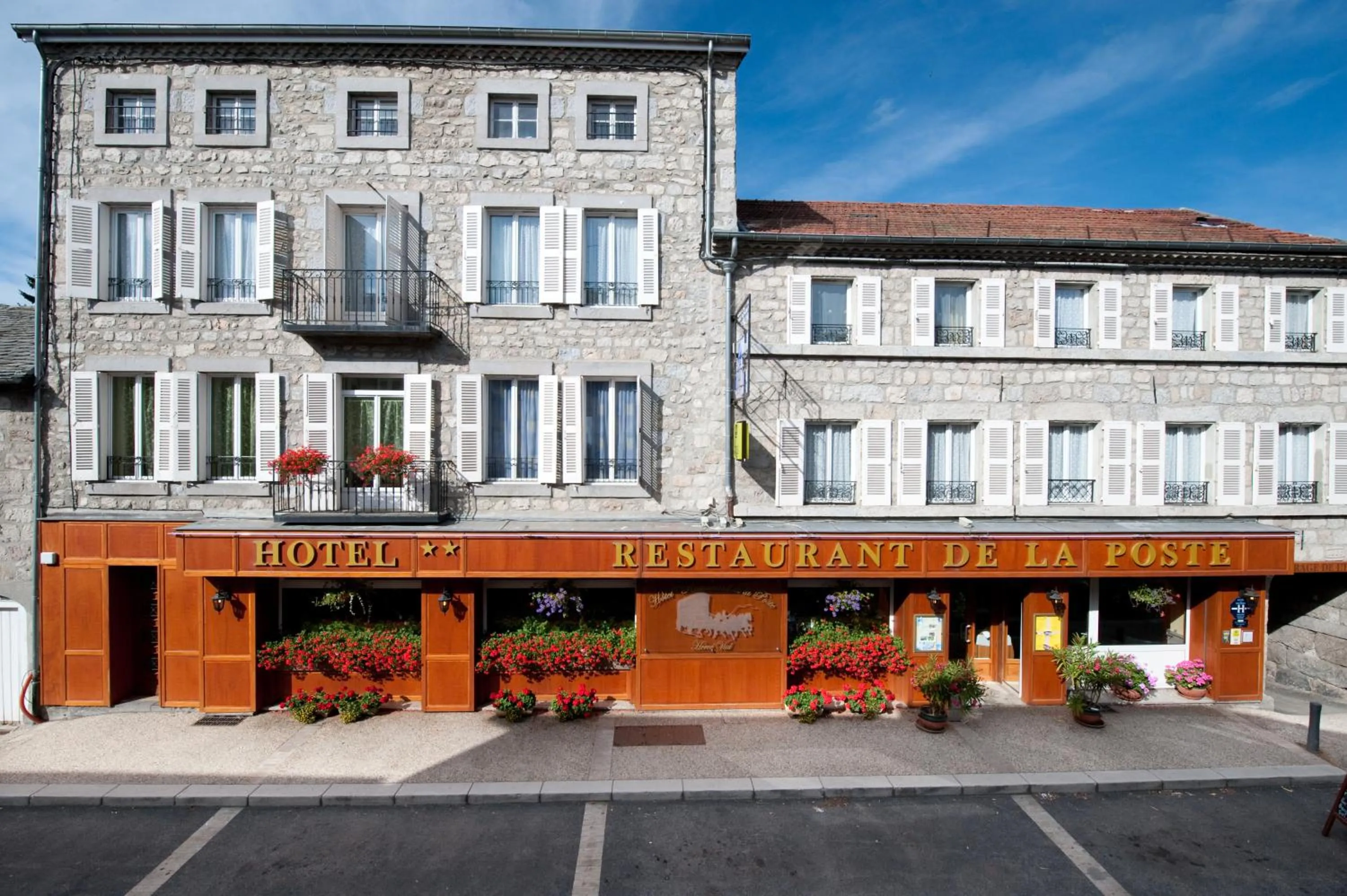 Facade/entrance in Logis SPA Hotel Restaurant De La Poste