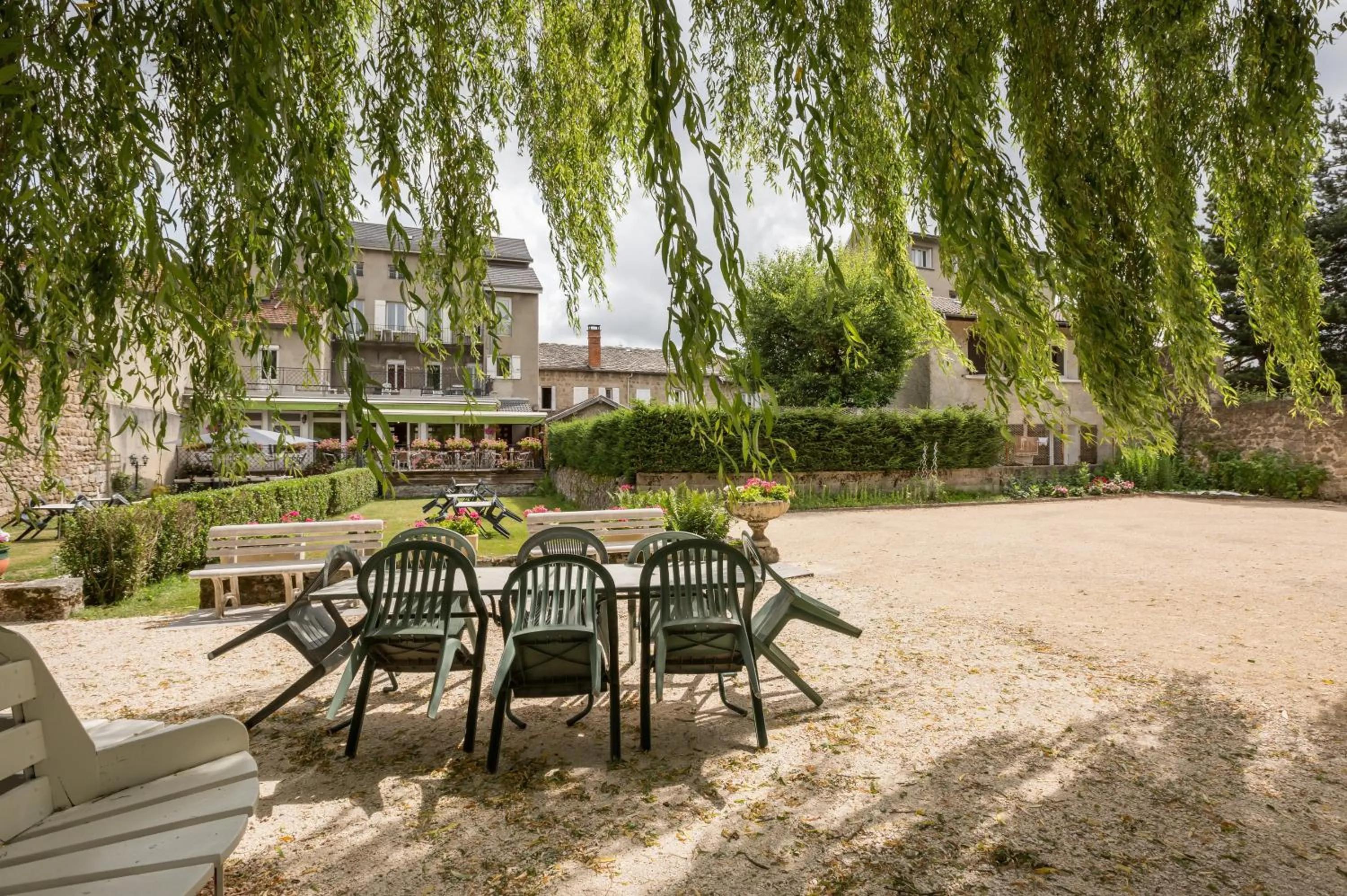 Garden in Logis SPA Hotel Restaurant De La Poste