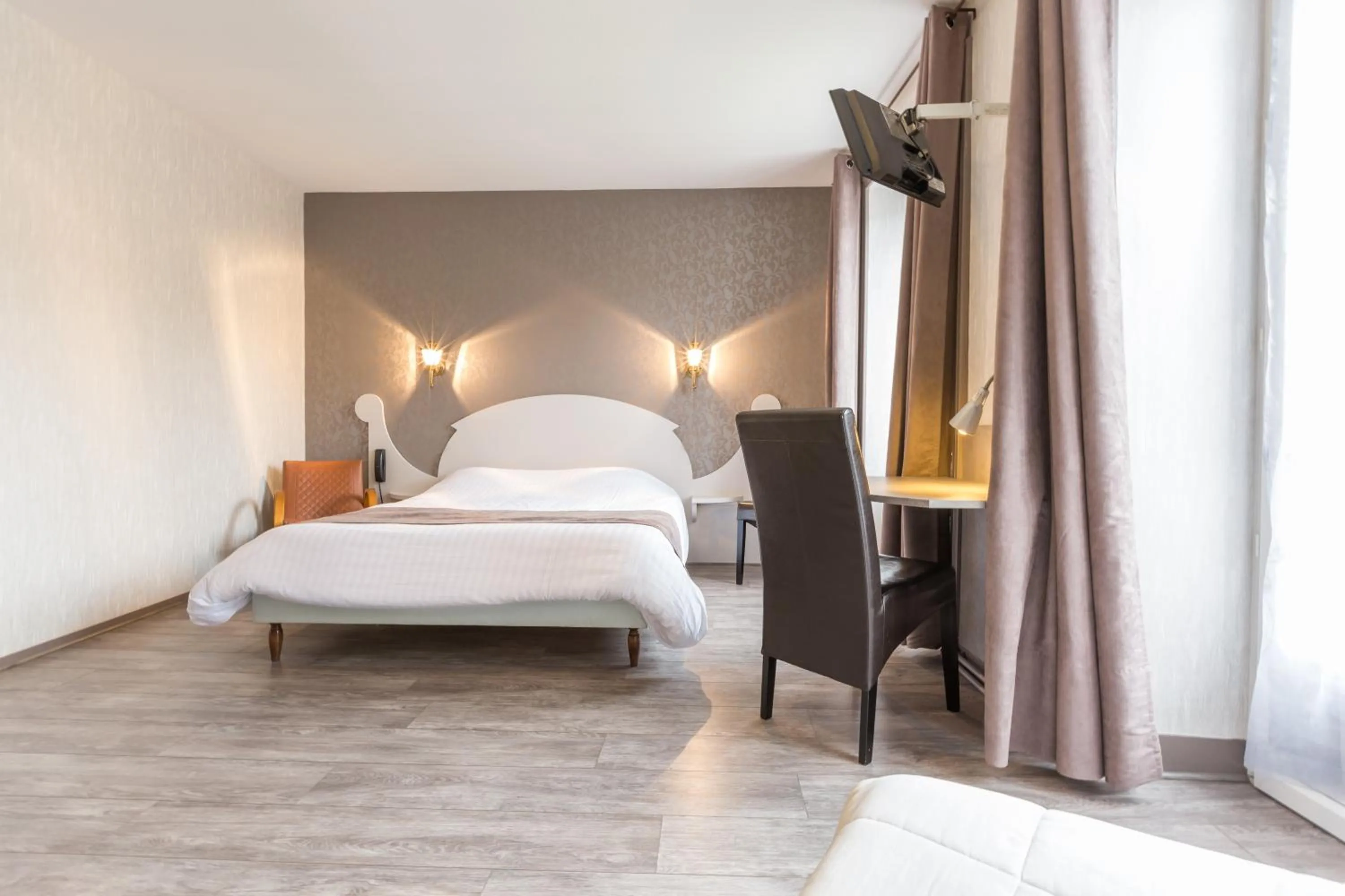 Garden view, Bed in Logis SPA Hotel Restaurant De La Poste