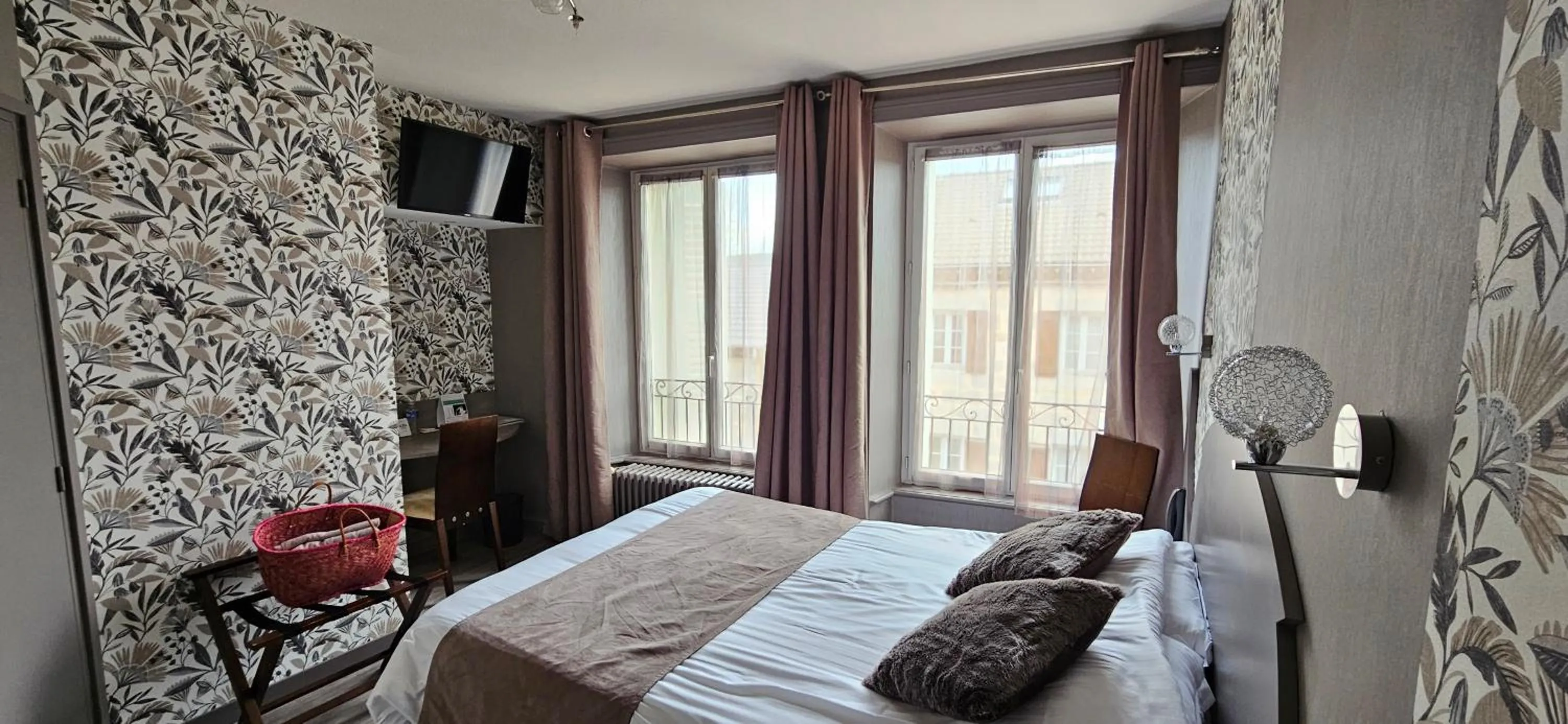 Bed in Logis SPA Hotel Restaurant De La Poste