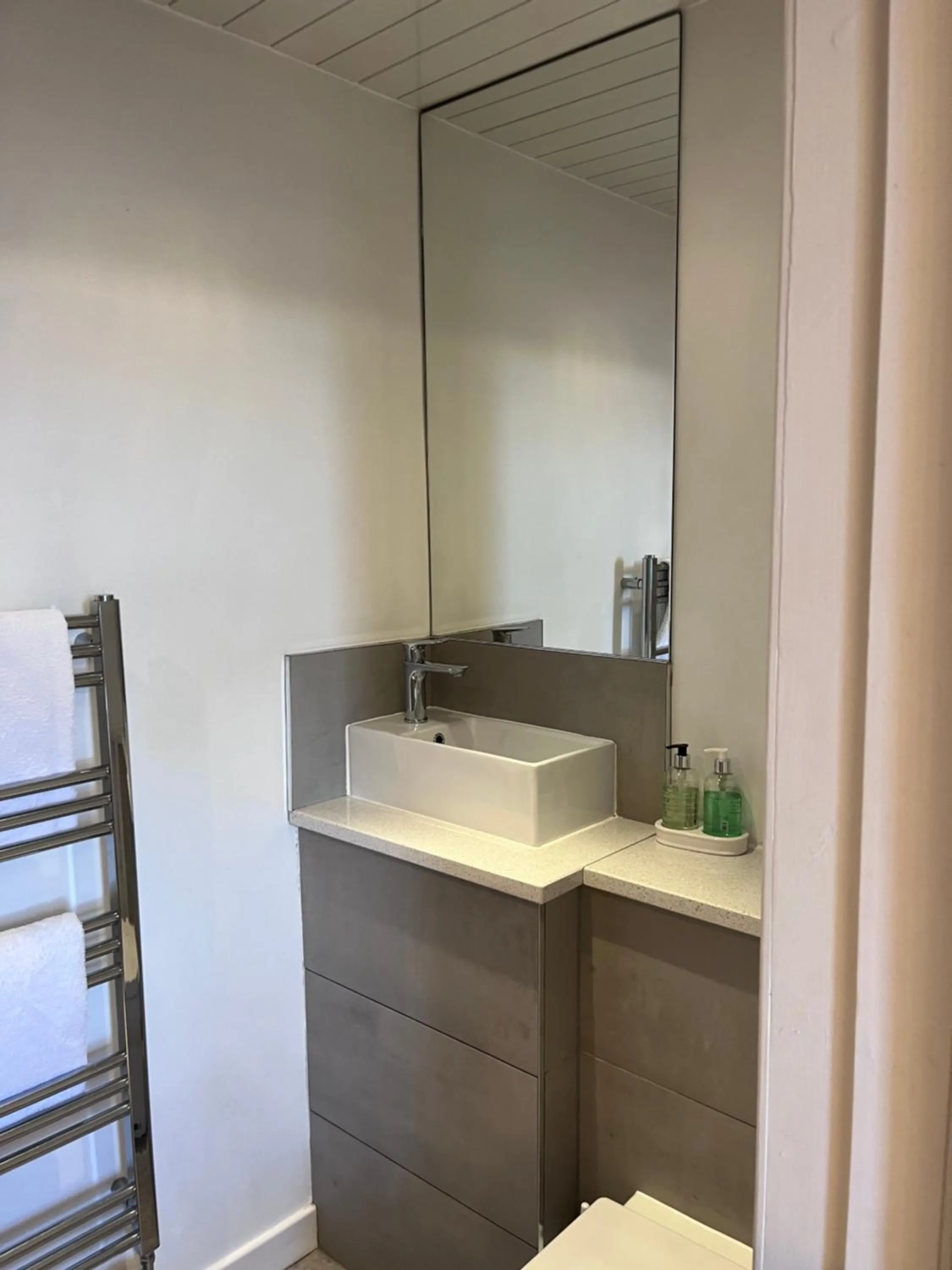 Bathroom in Ravenswood Guest House