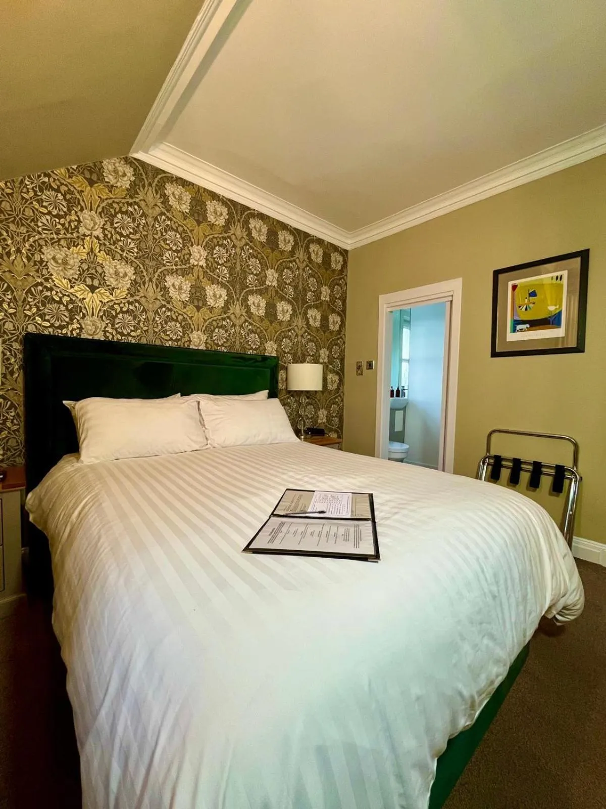 Bed in Ravenswood Guest House