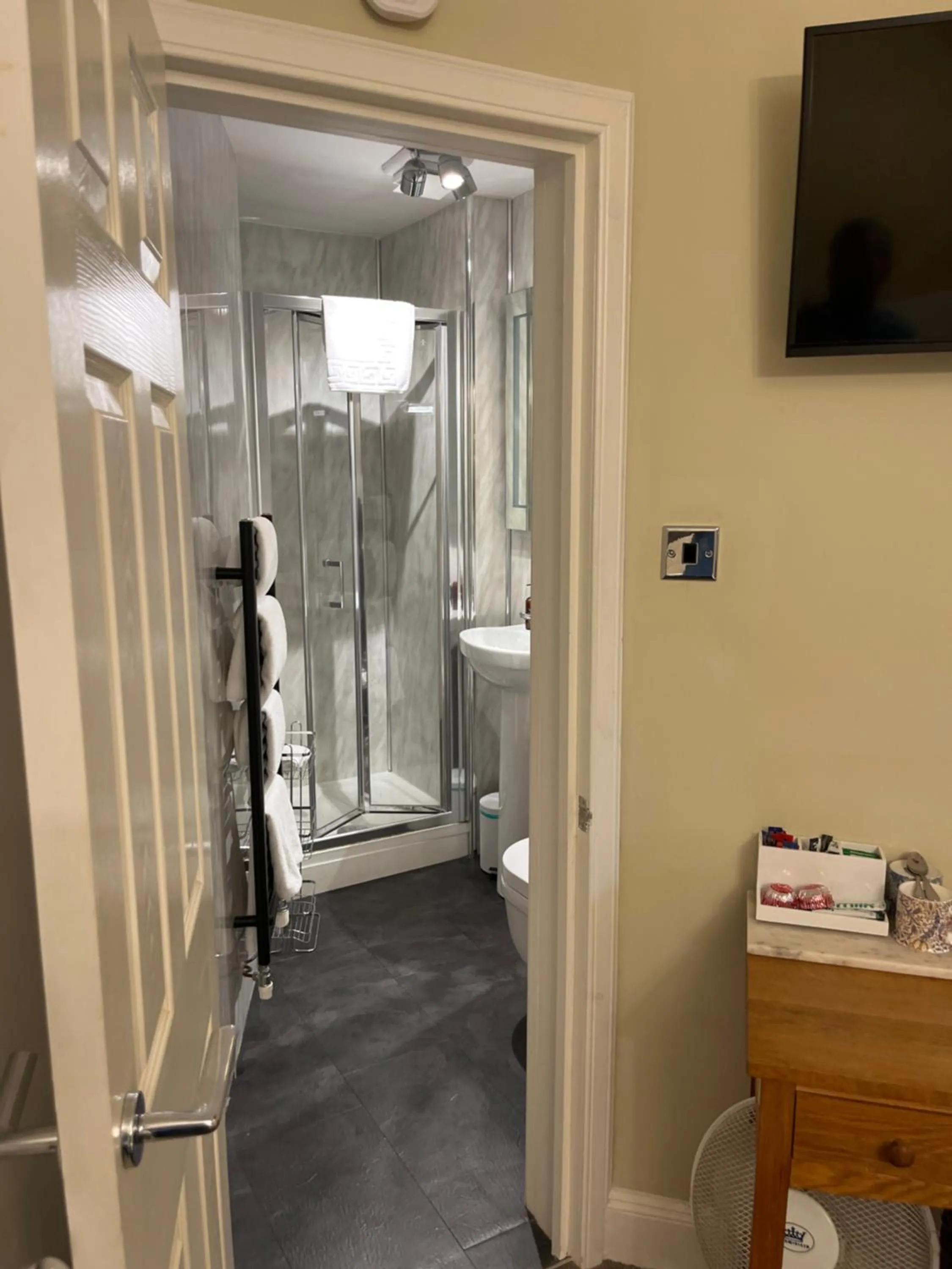 Shower in Ravenswood Guest House