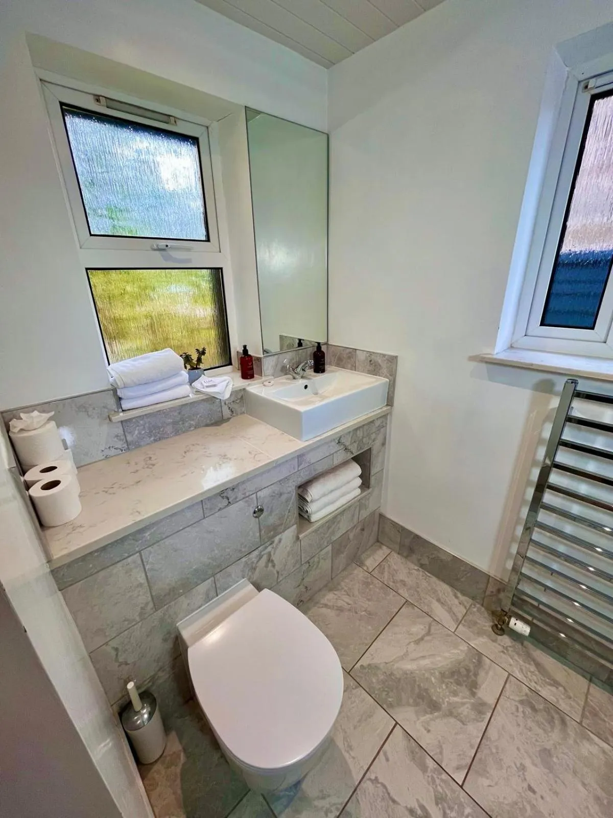 Toilet in Ravenswood Guest House