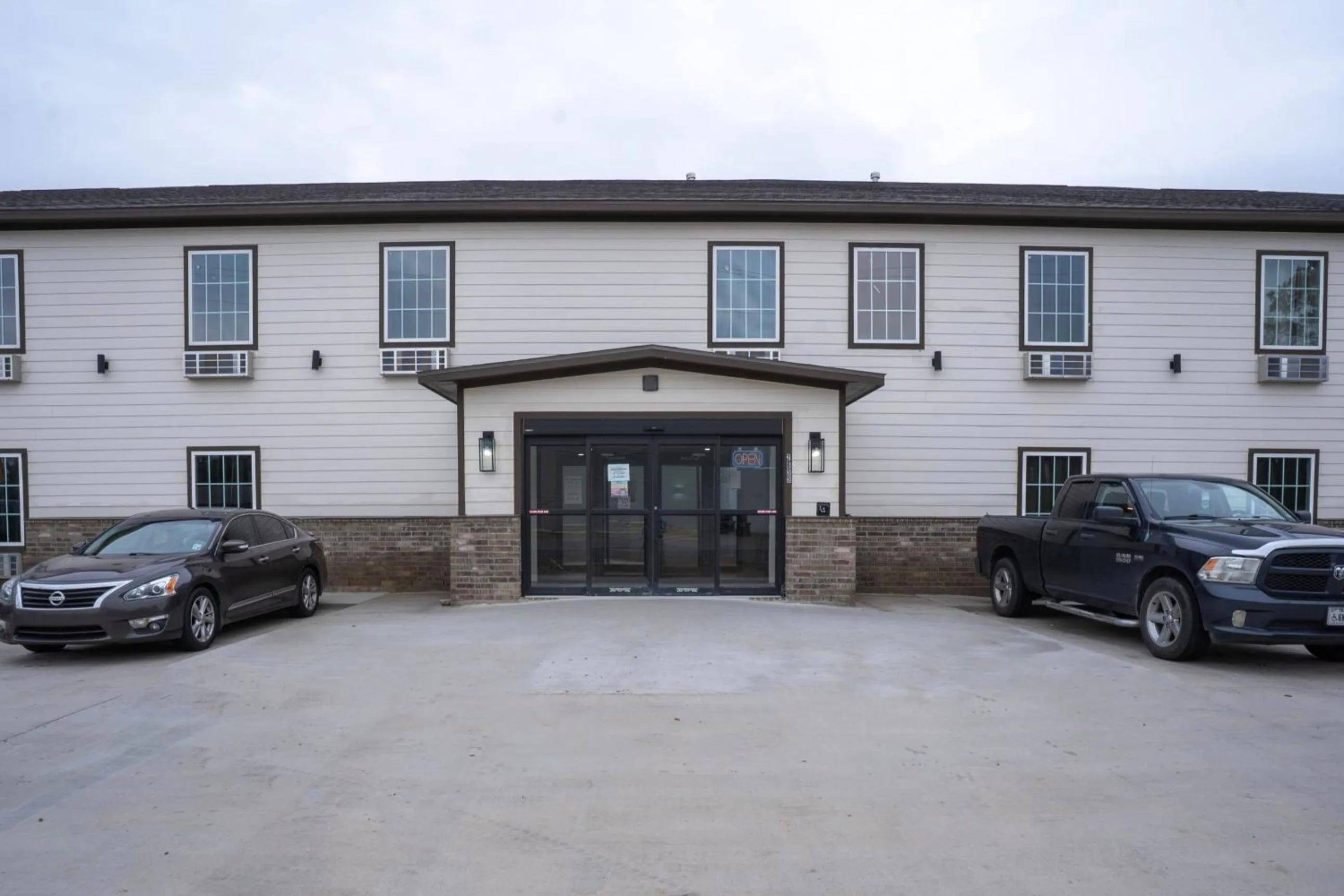 Parking in Efficiency De Luxe Sulphur Near Lake Charles I 10