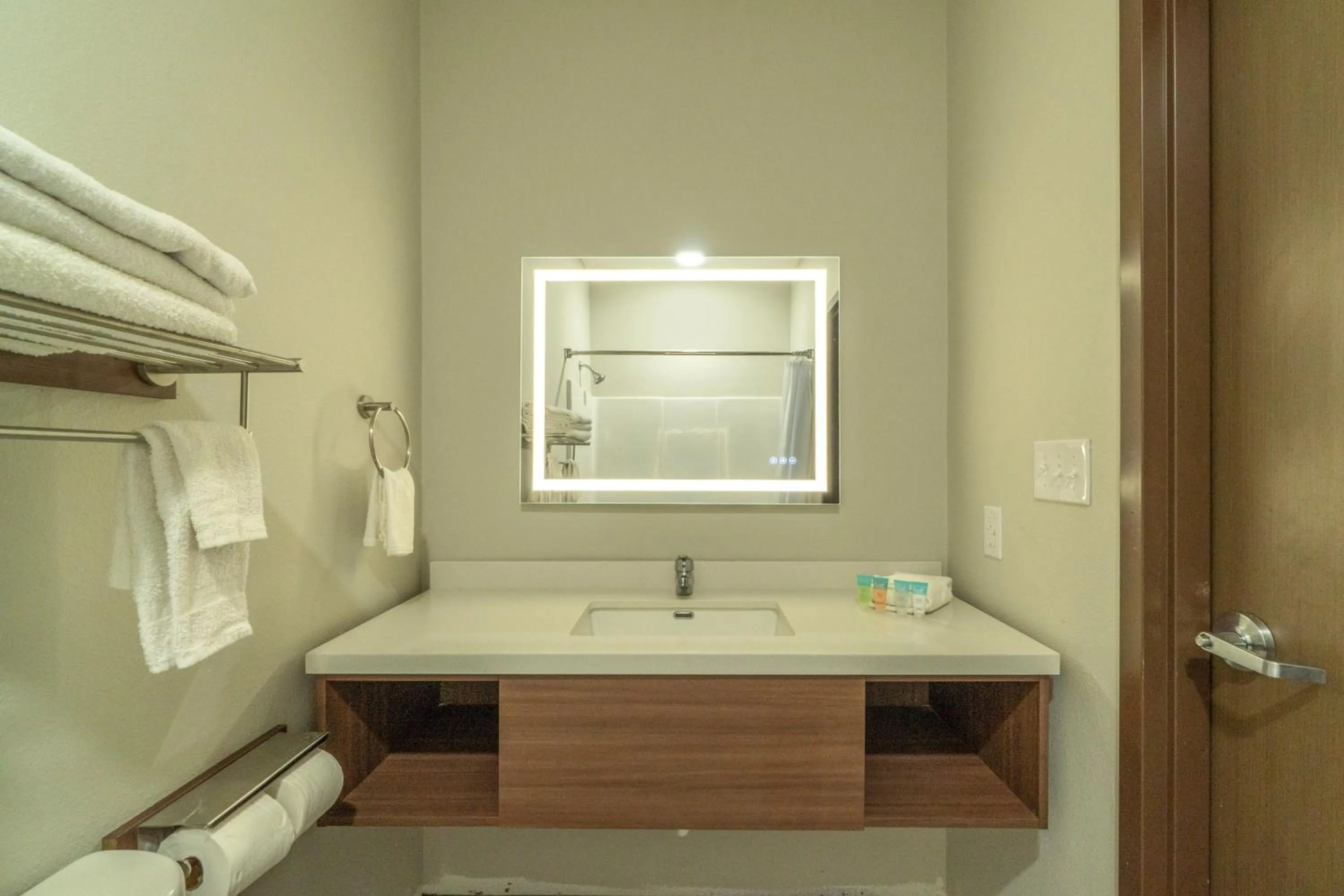 Bathroom in Efficiency De Luxe Sulphur Near Lake Charles I 10