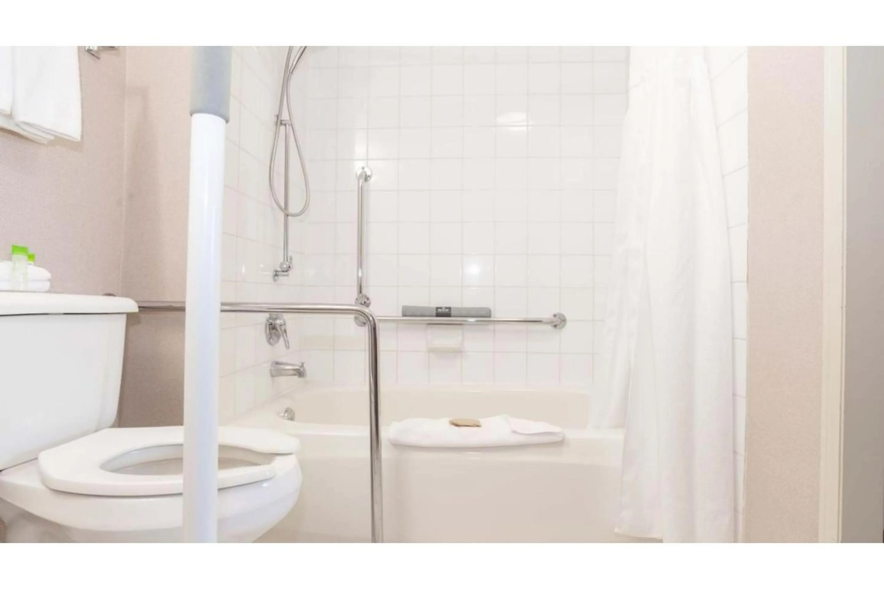 Bathroom in Hotel O Efficiency De Luxe Near Lake Charles Sulphur