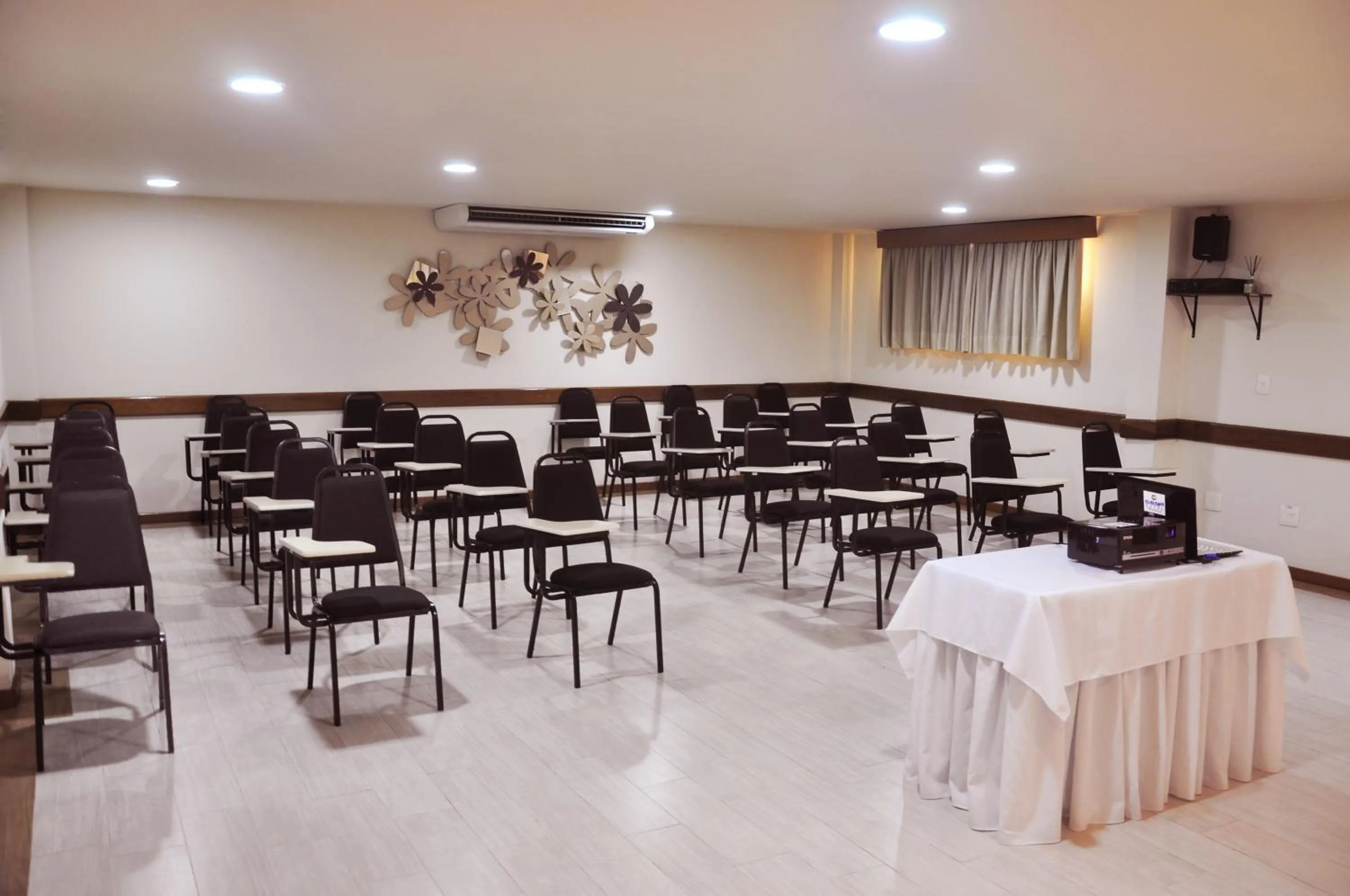Business facilities in Cegil Hotel Boulevard