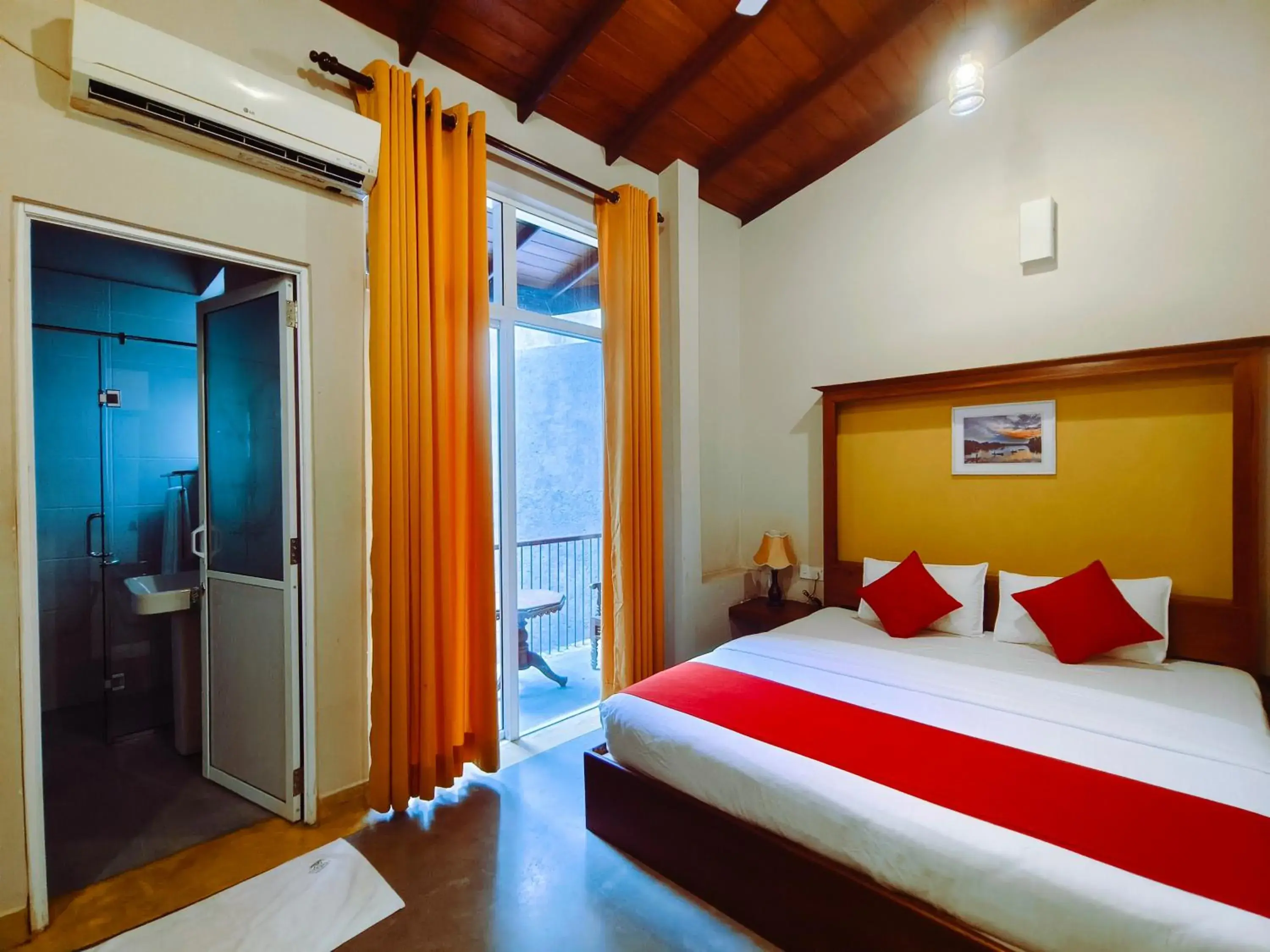 Deluxe Double Room with Balcony in kandy lake reach hotel Deluxe Double Room with Balcony in kandy lake reach hotel