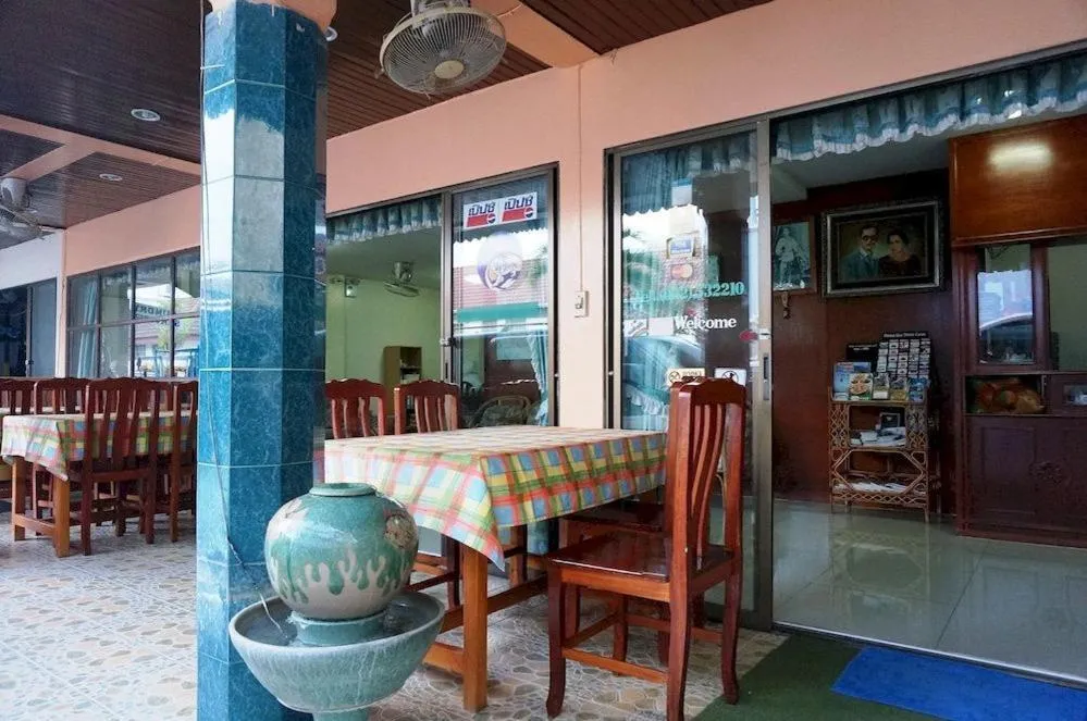 Restaurant/places to eat in Royal Beach Guest House