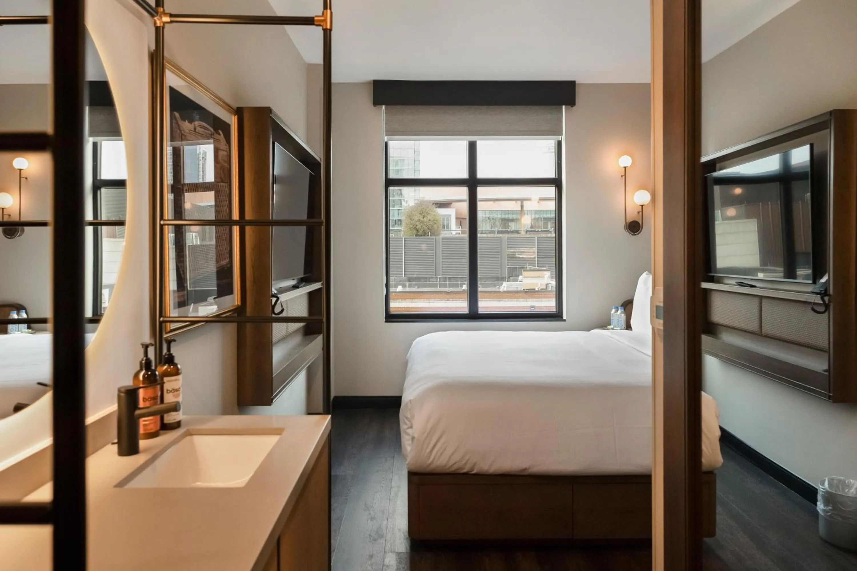 Bathroom, Bed in Motto By Hilton Nashville Downtown