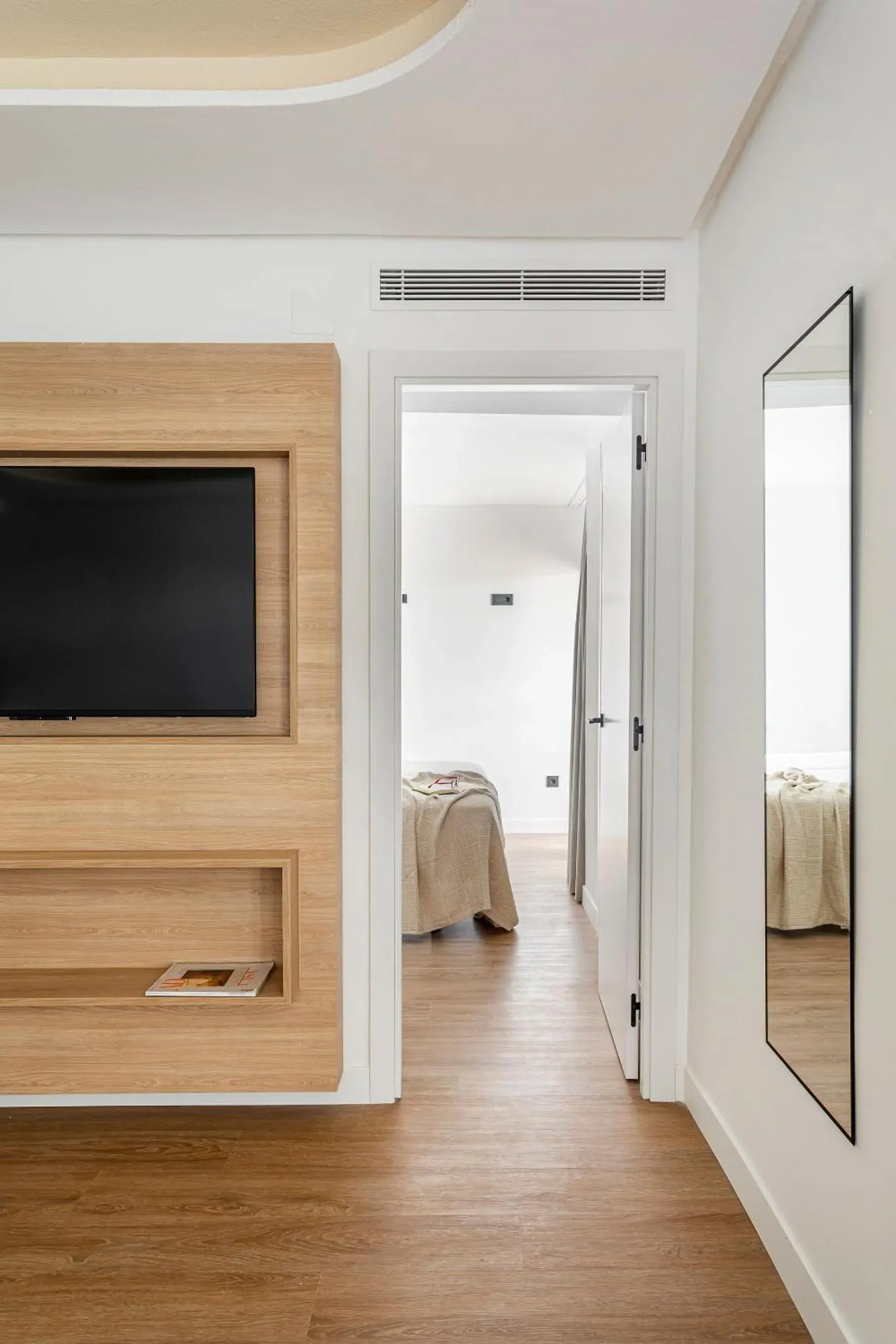 TV and multimedia, Bed in B48 Valencia Feria TV and multimedia, Bed in B48 Valencia Feria