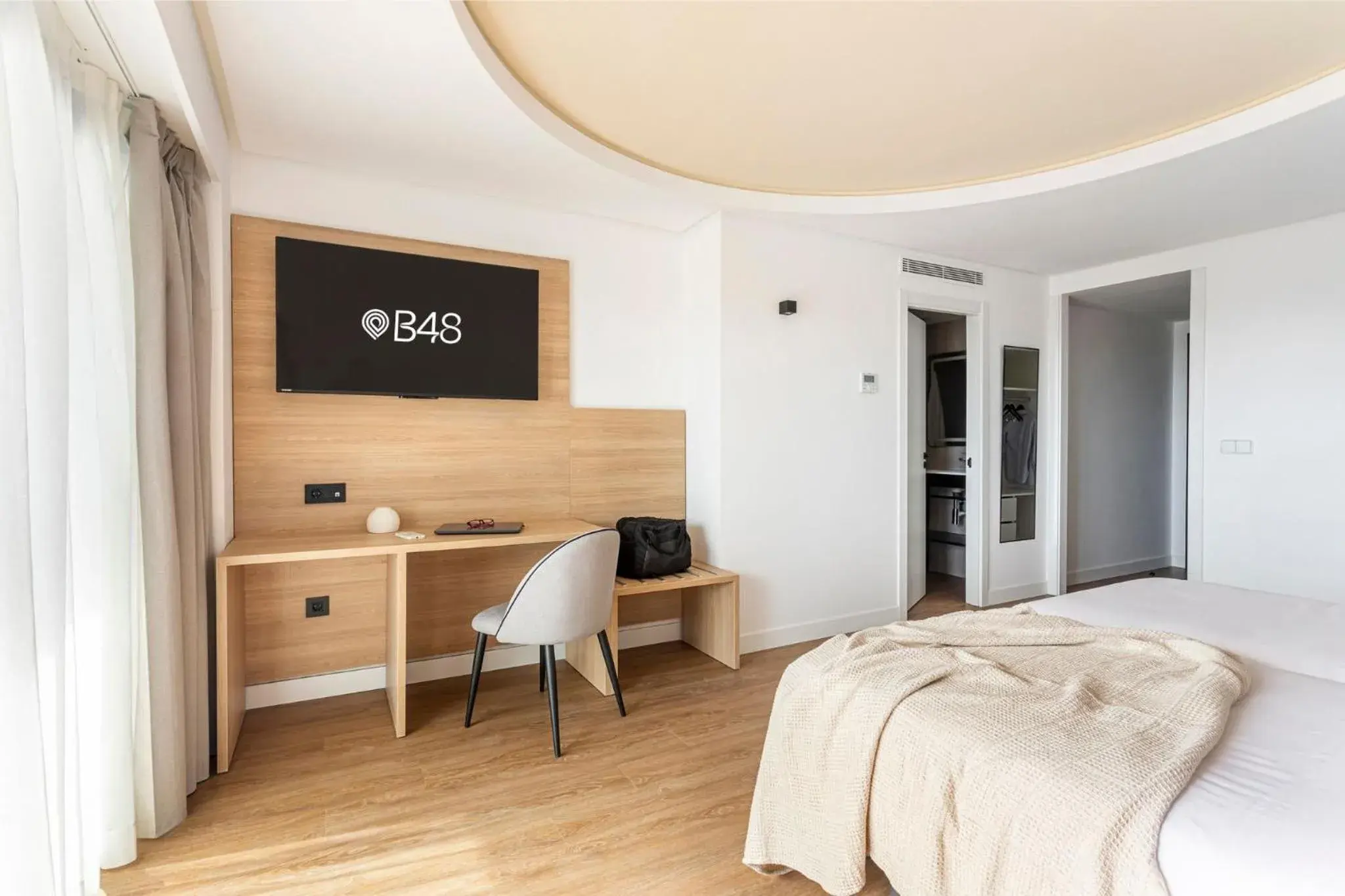 TV and multimedia, Bed in B48 Valencia Feria TV and multimedia, Bed in B48 Valencia Feria