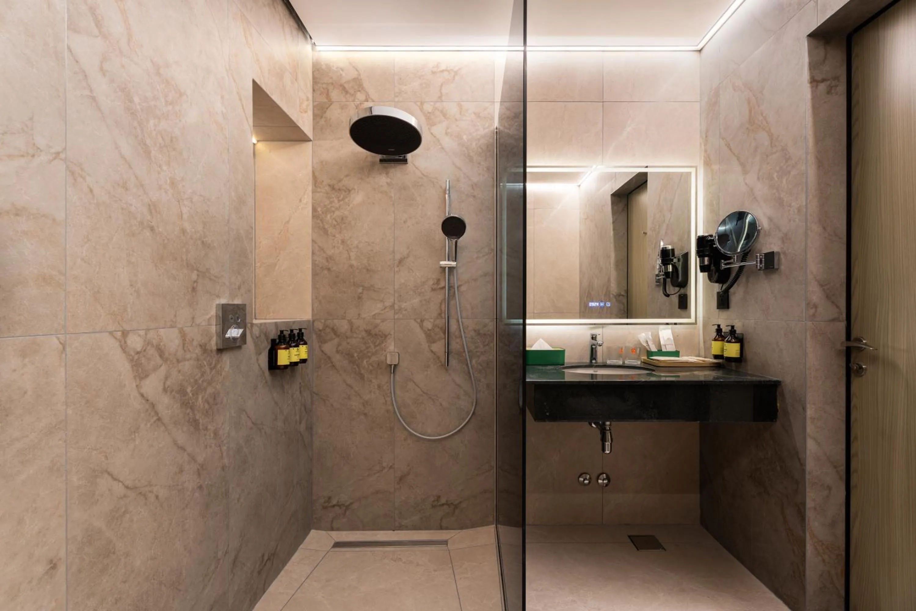 Shower in Grand Dior