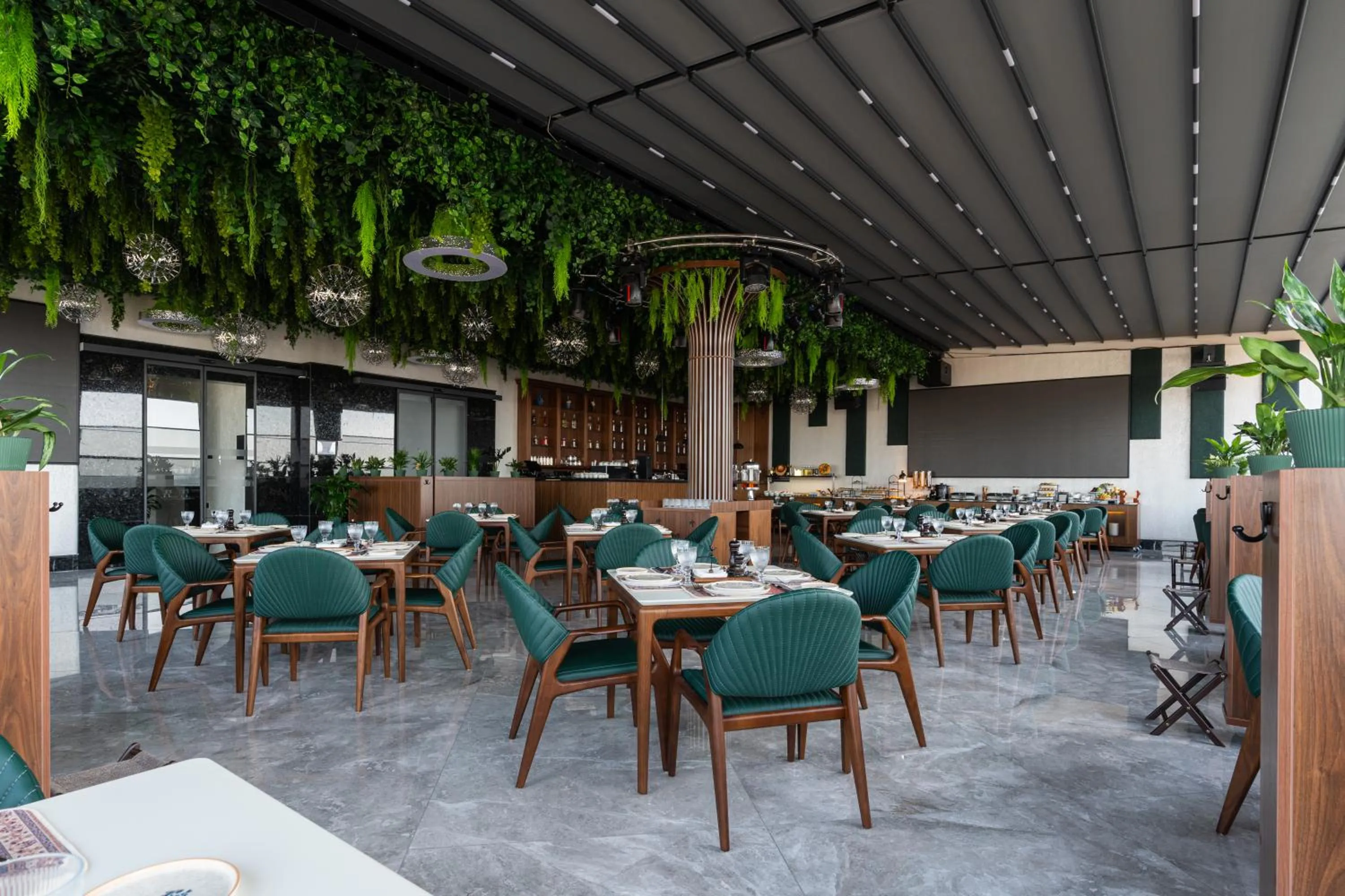 Restaurant/places to eat in Grand Dior