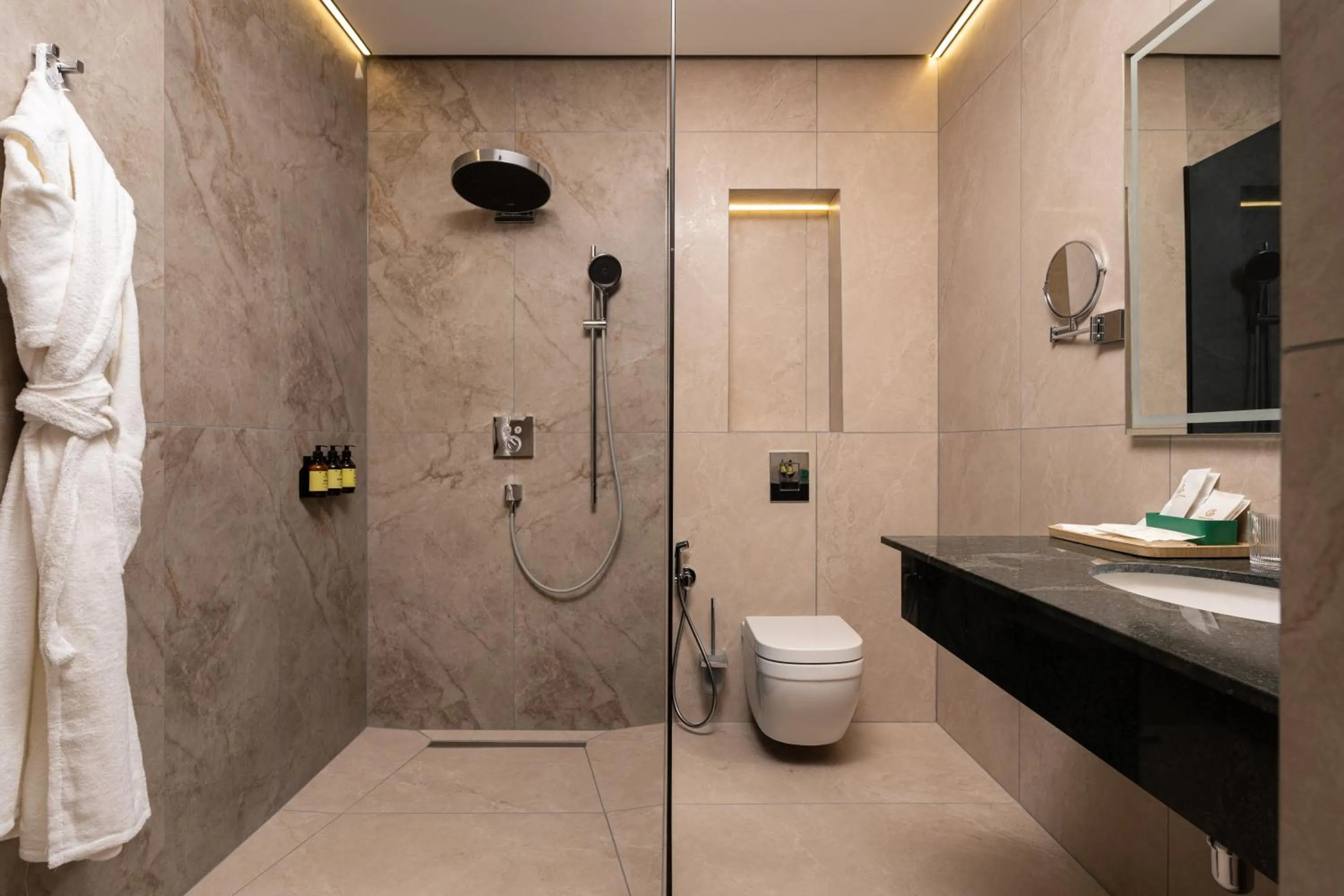 Shower in Grand Dior