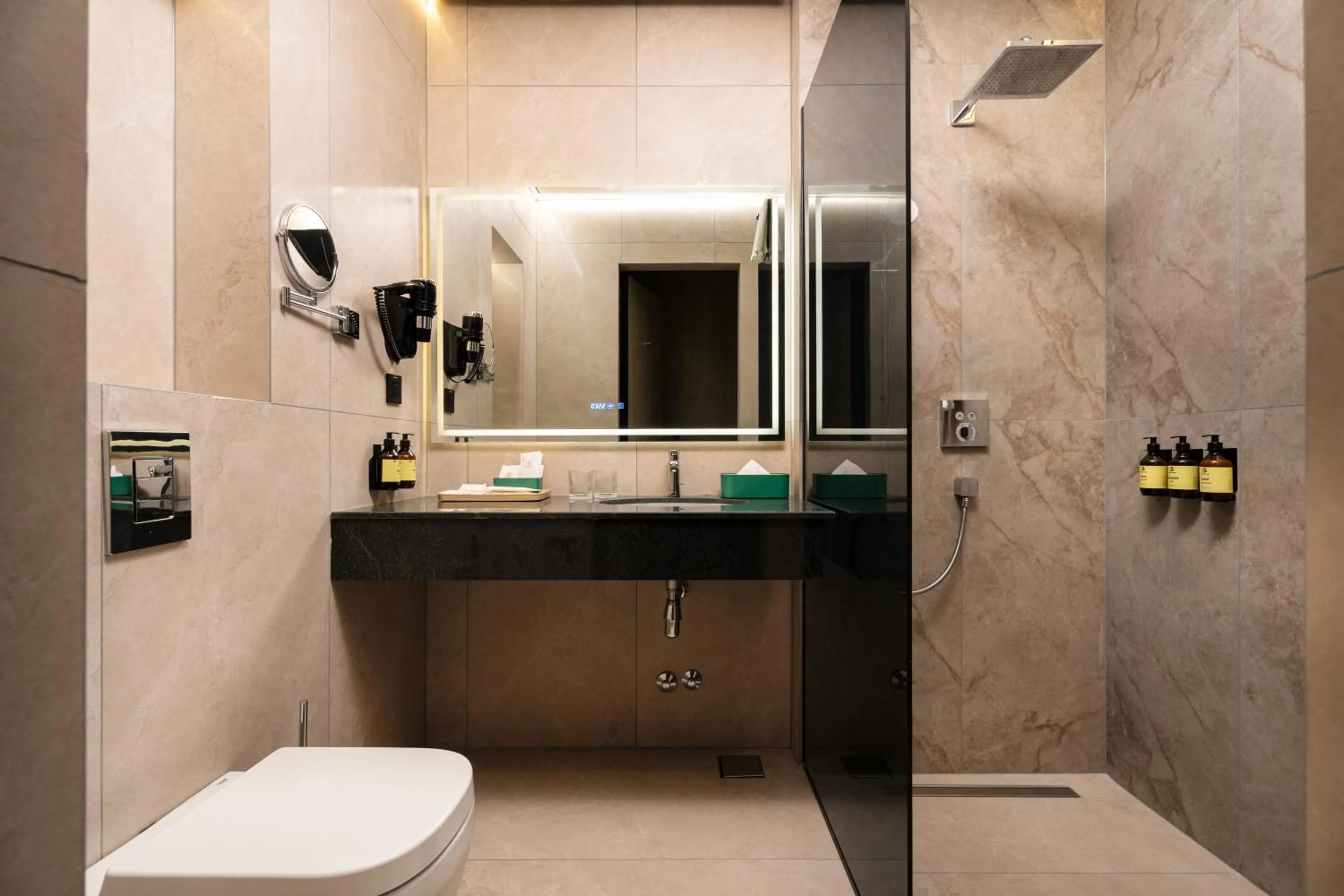 Shower in Grand Dior