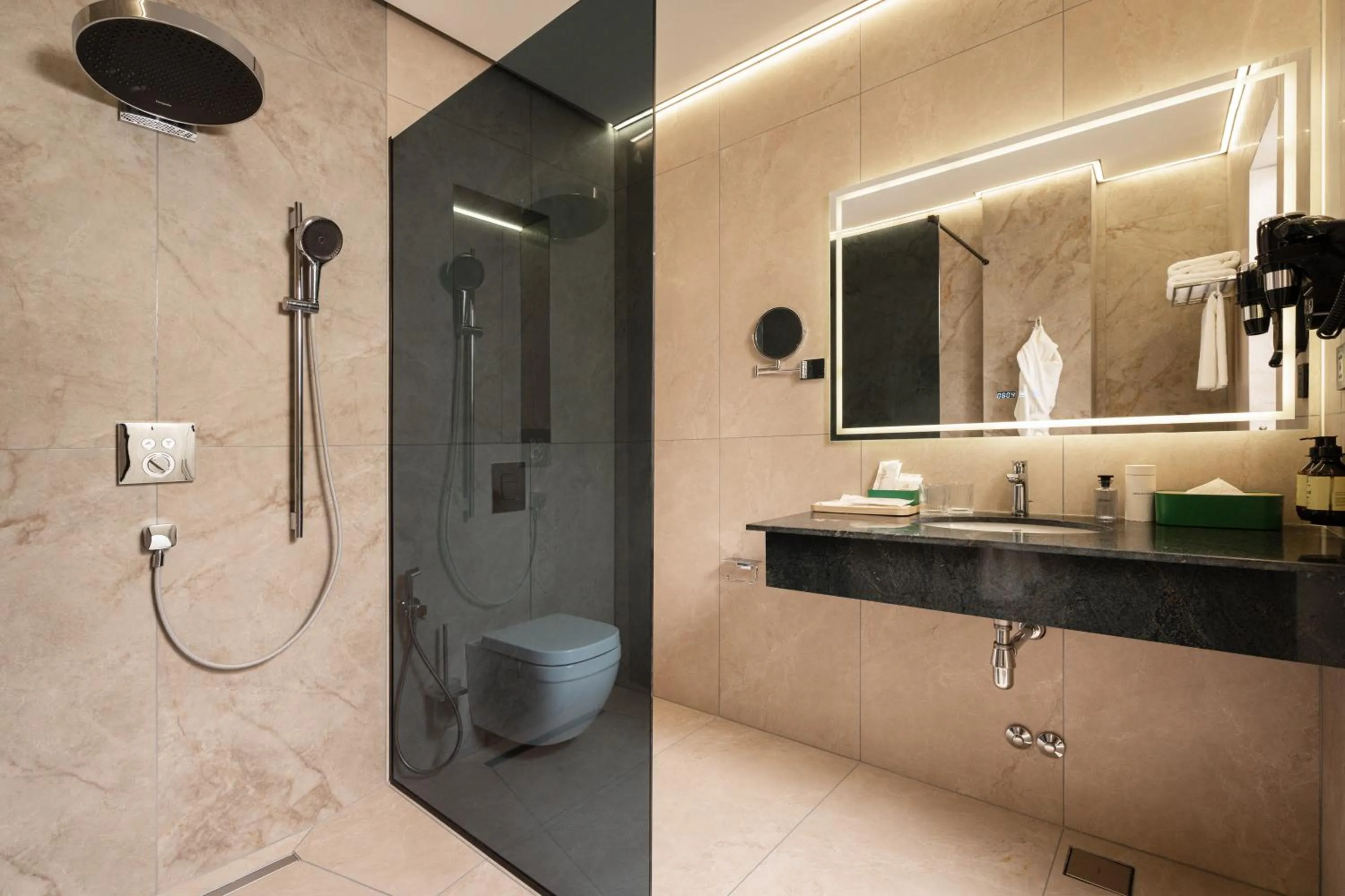 Shower in Grand Dior