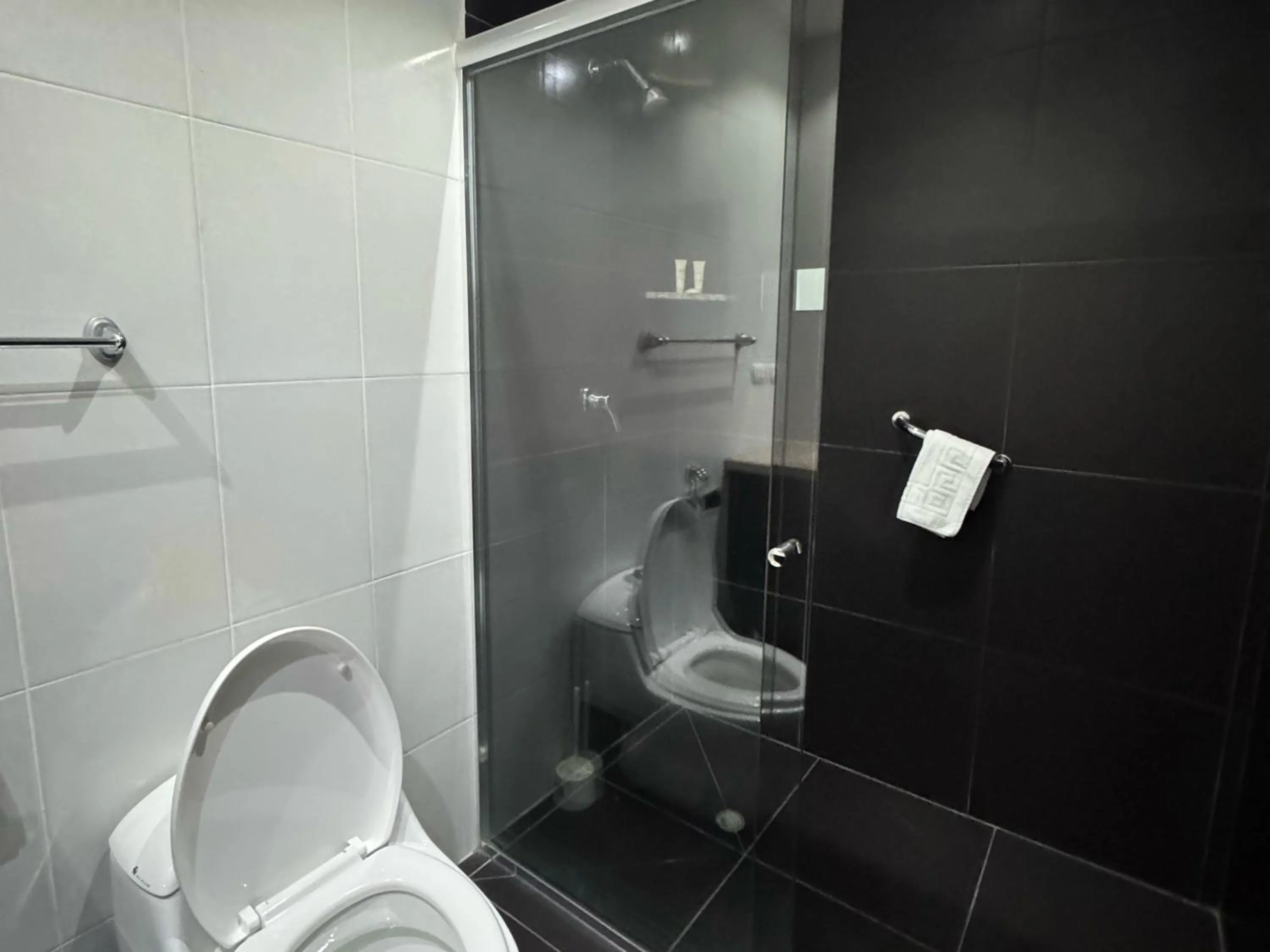 Bathroom in Gaviota Apartments & Suites