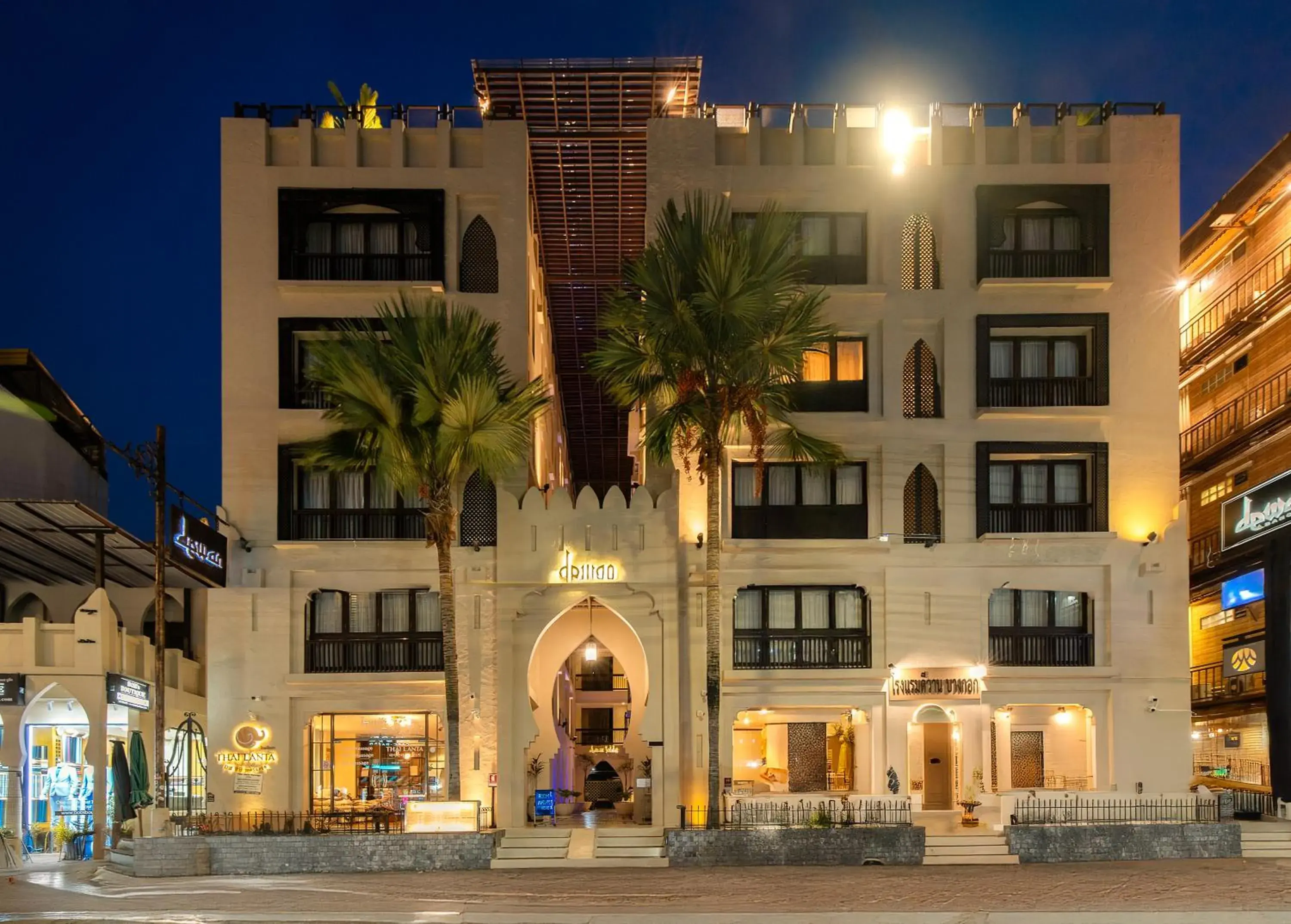 Property building in Dewan Bangkok Property building in Dewan Bangkok