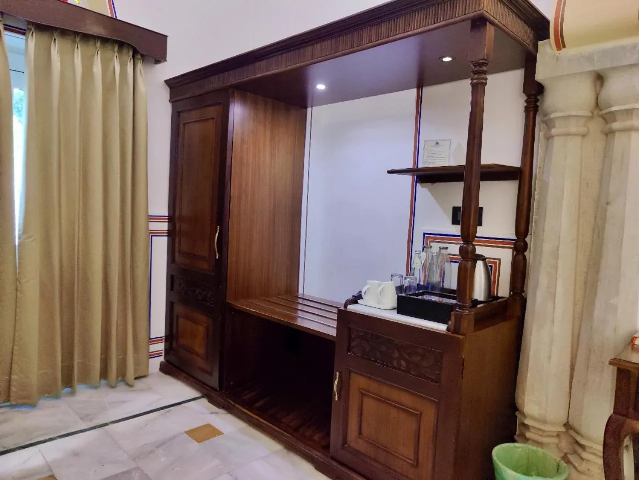 wardrobe in Hotel Narain Niwas Palace