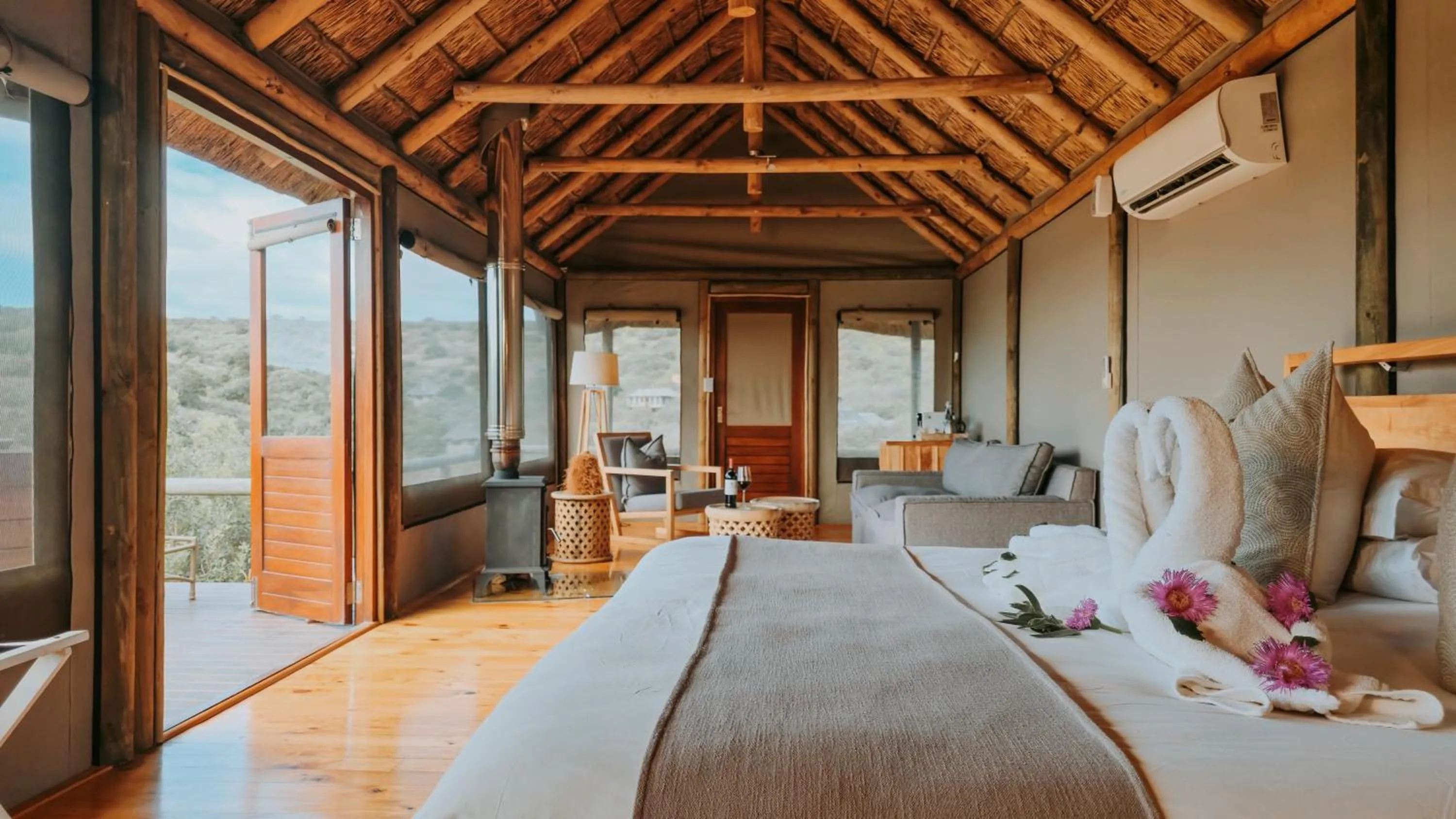 View (from property/room), Bed in Bukela Game Lodge - Amakhala Game Reserve