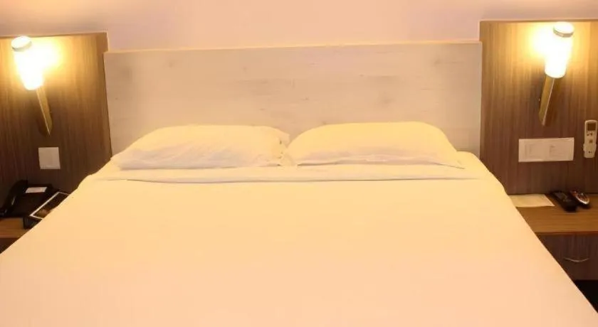 Bed in Hotel Colva Kinara