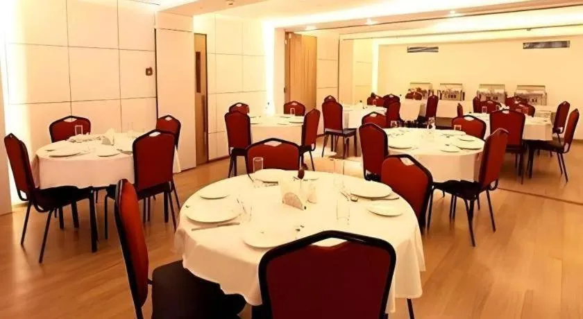 Mumbai Metro - The Executive Hotel