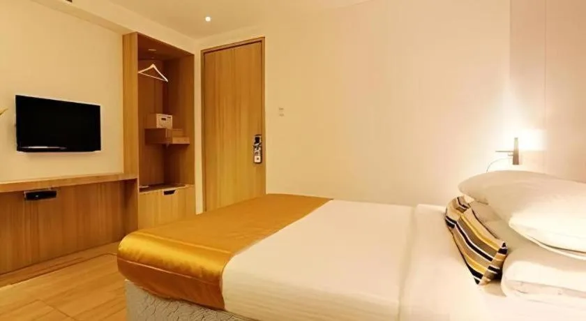 Mumbai Metro - The Executive Hotel